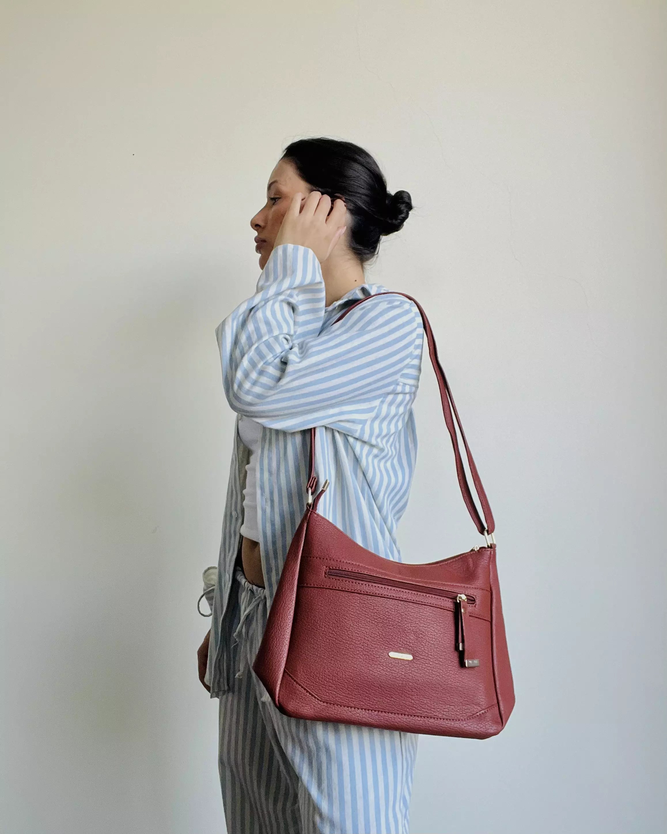 Bolsa Transversal com Bolso Frontal e Alça Regulável