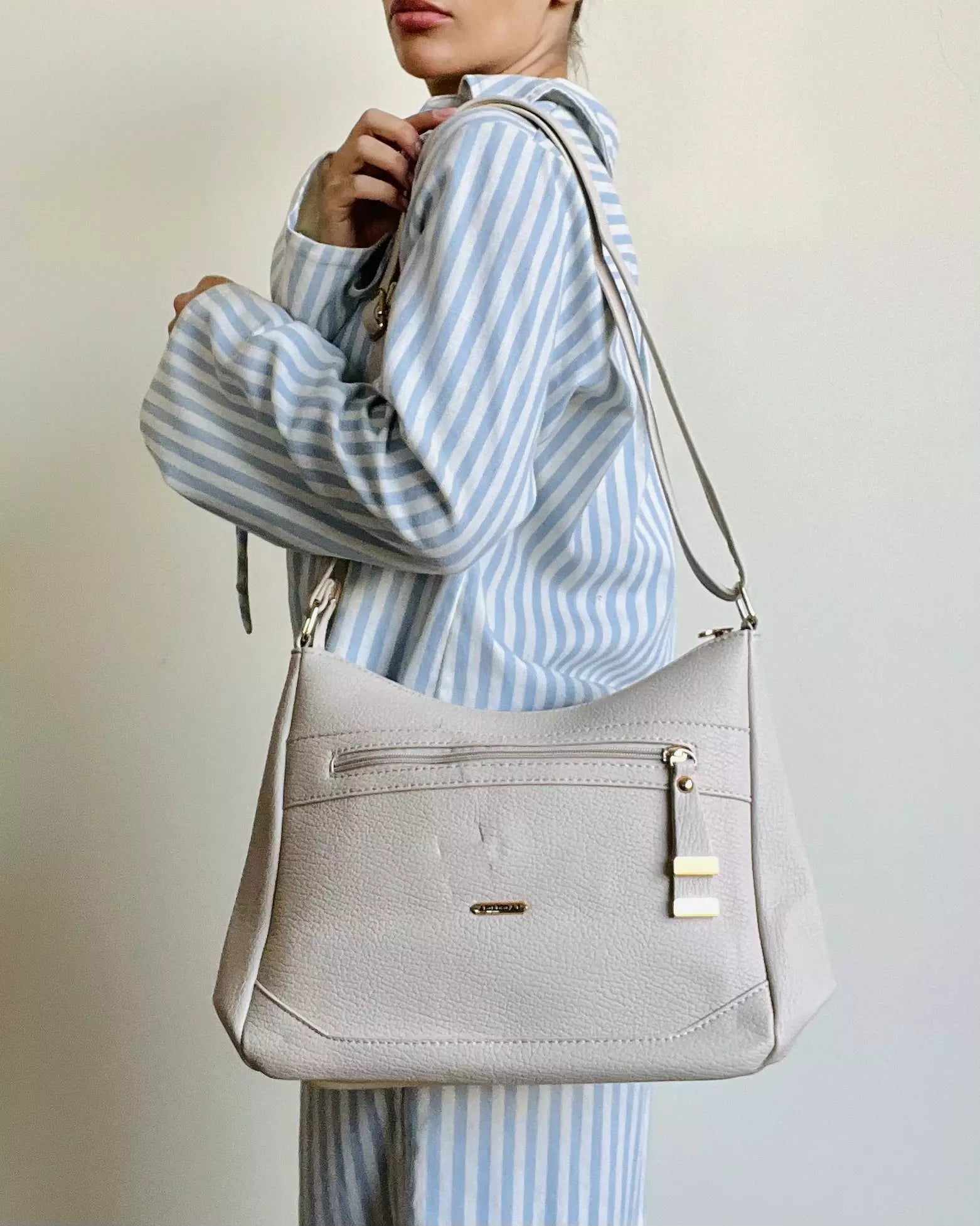 Bolsa Transversal com Bolso Frontal e Alça Regulável