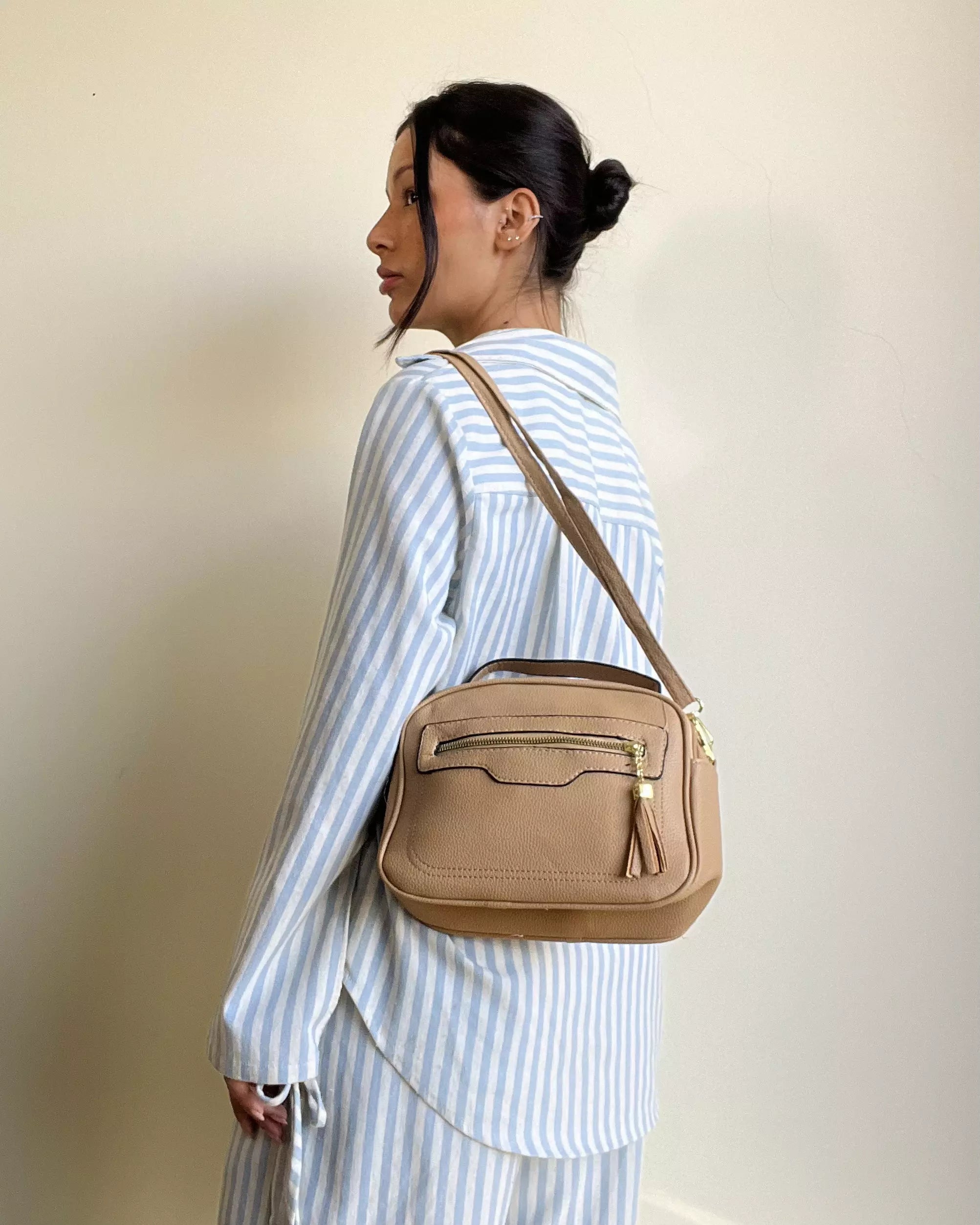 Bolsa Tiracolo com Bolso Frontal e Zíper