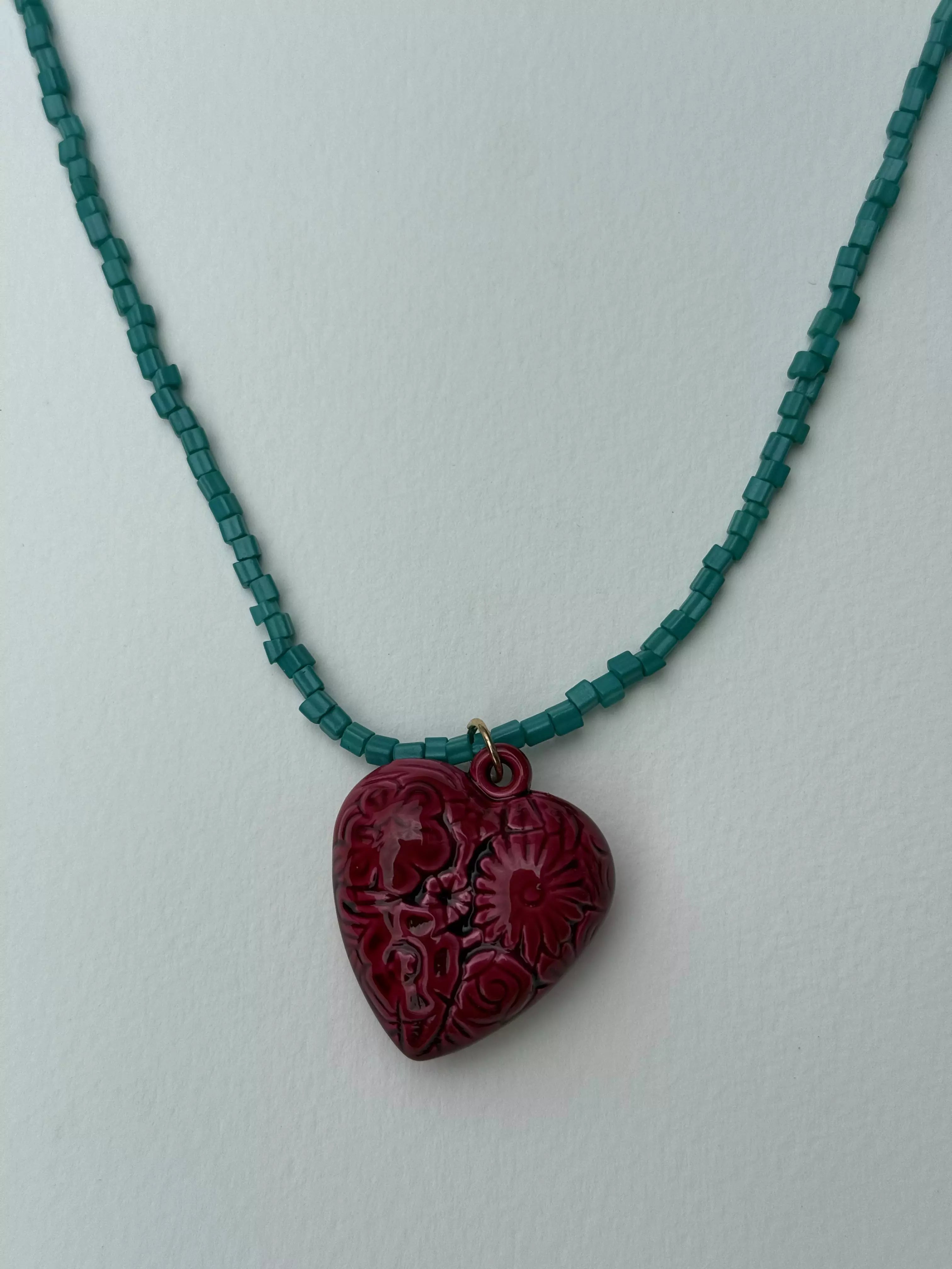 Colar Verde com Pingente de Coração Vermelho