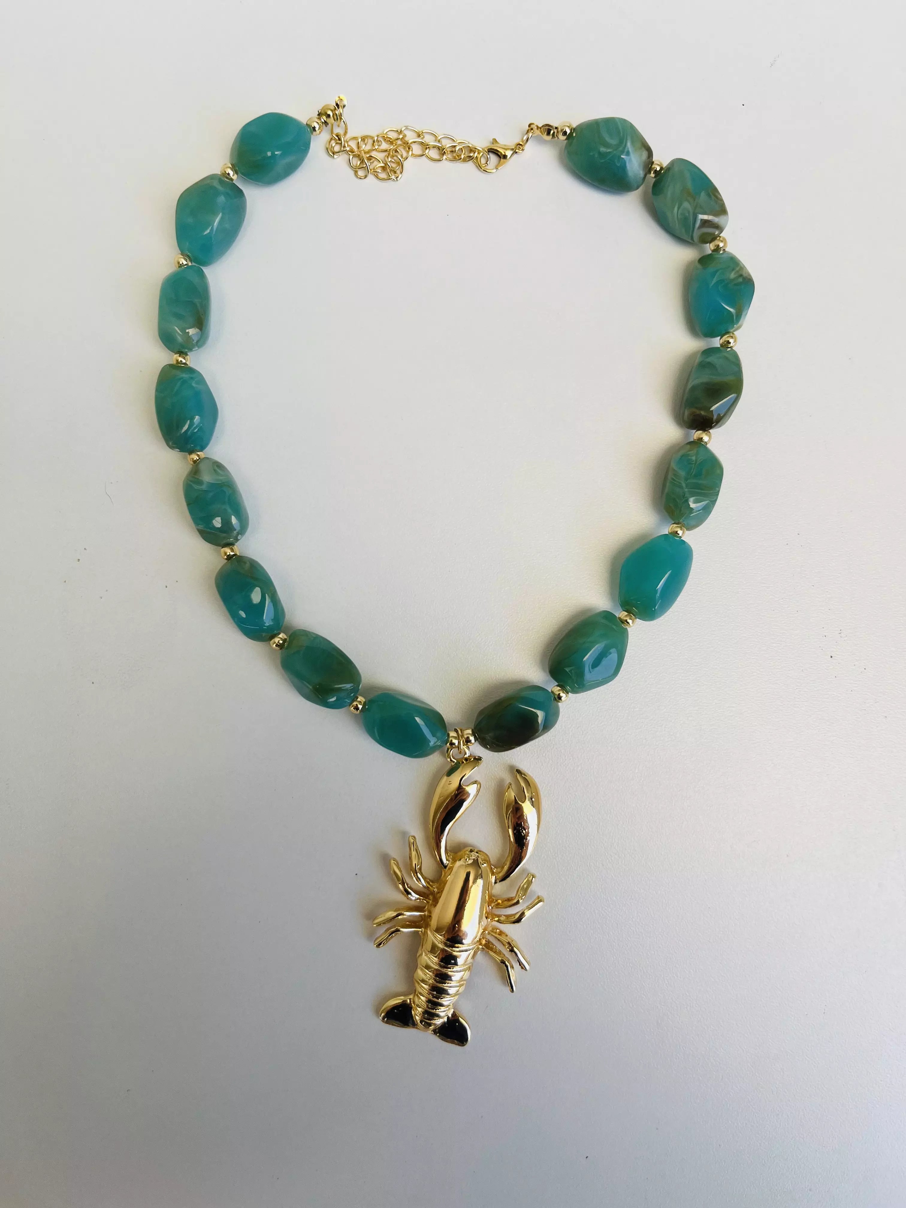 Colar Lagosta Dourada com Pedras Coloridas