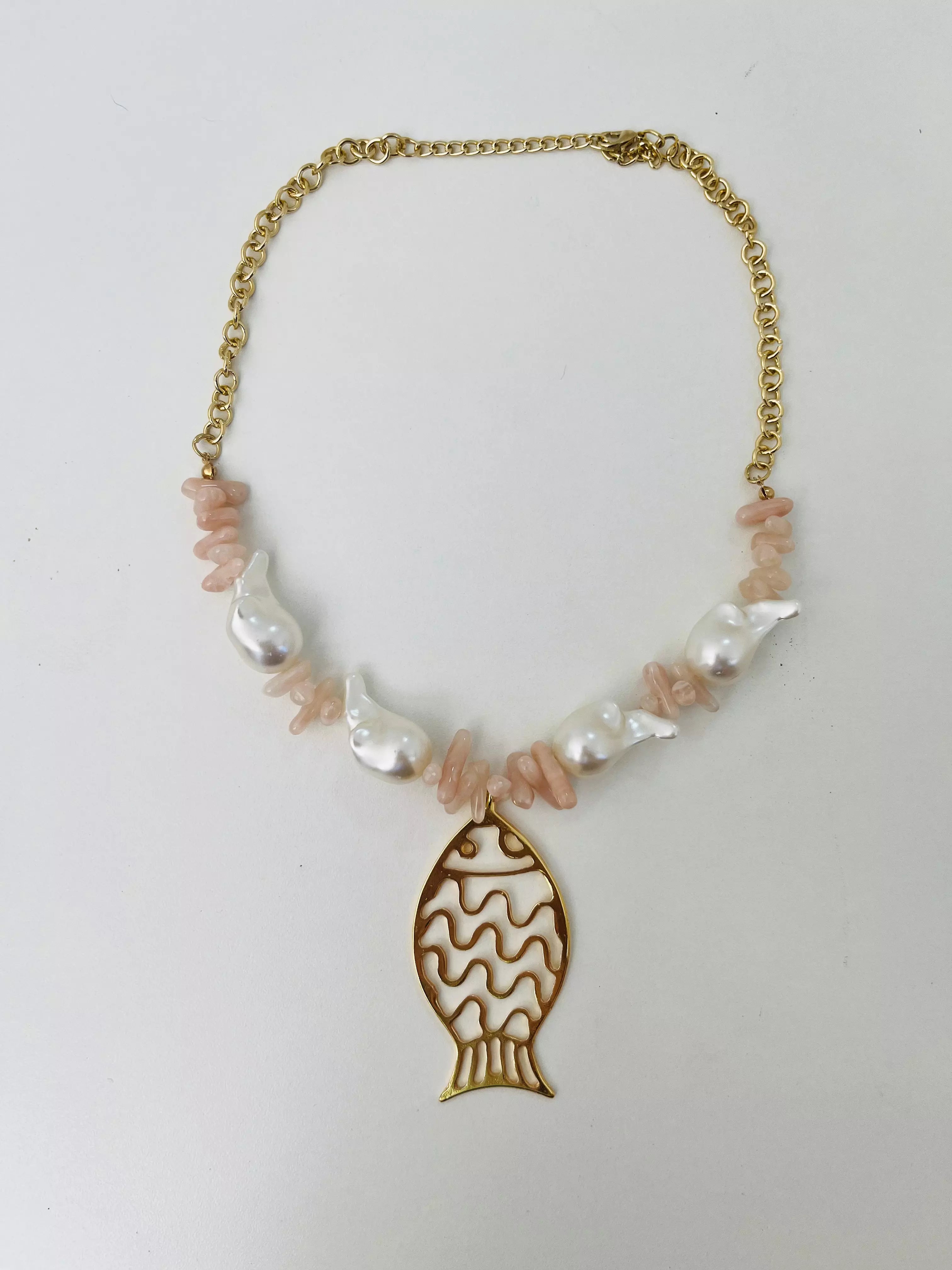 Colar Peixe Dourado com Pérolas e Pedras Rosadas