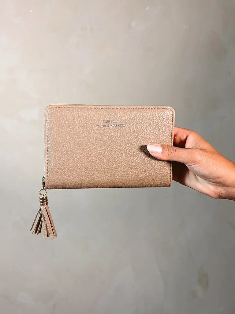 Carteira Feminina Nude com Zíper e Tassel Decorativo