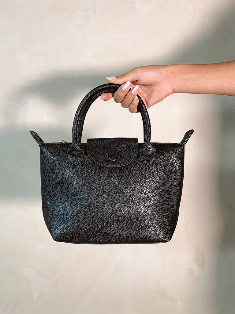 Mini Bolsa Feminina Preta com Alça de Mão e Fecho por Botão