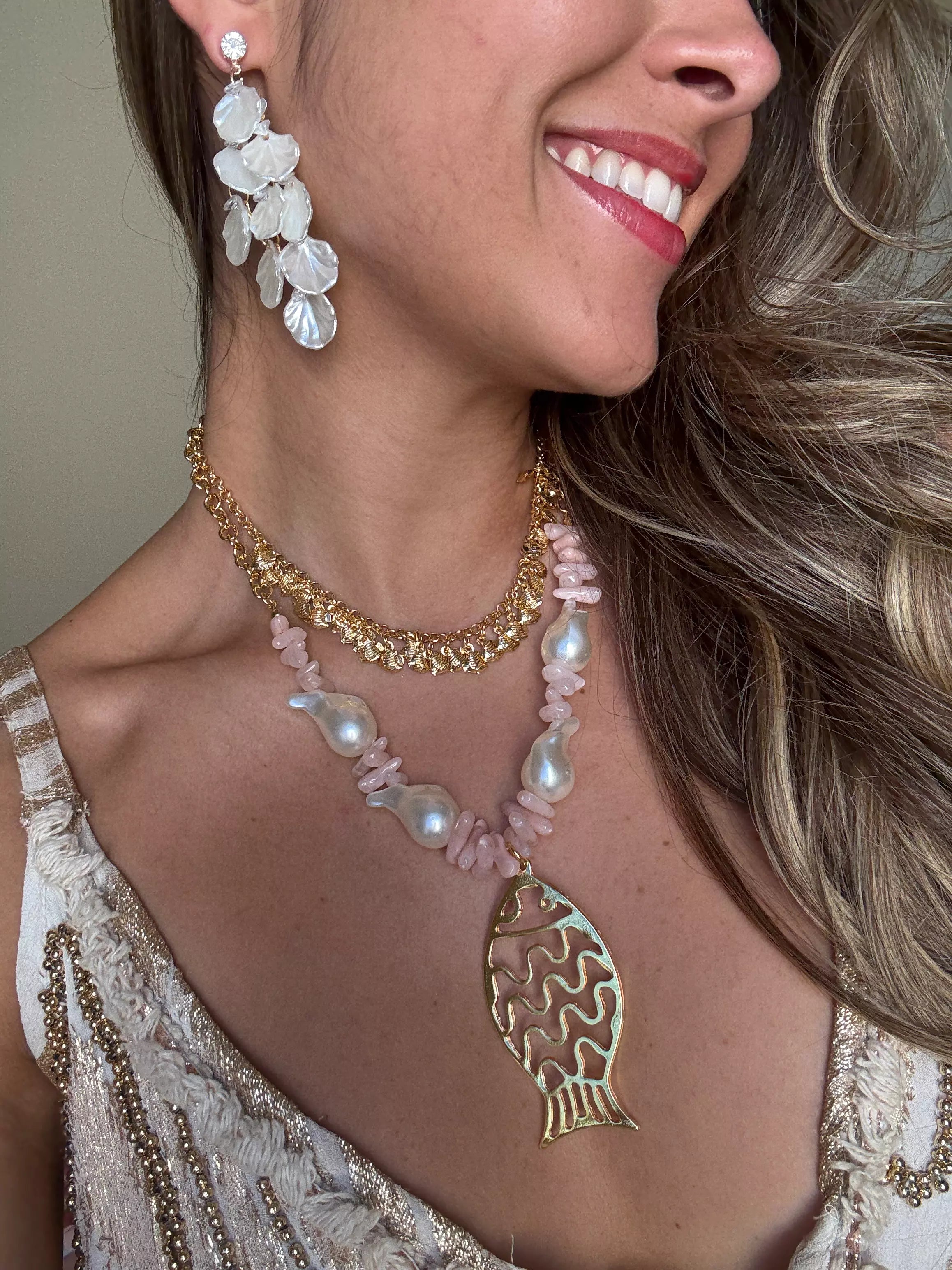 Colar Peixe Dourado com Pérolas e Pedras Rosadas