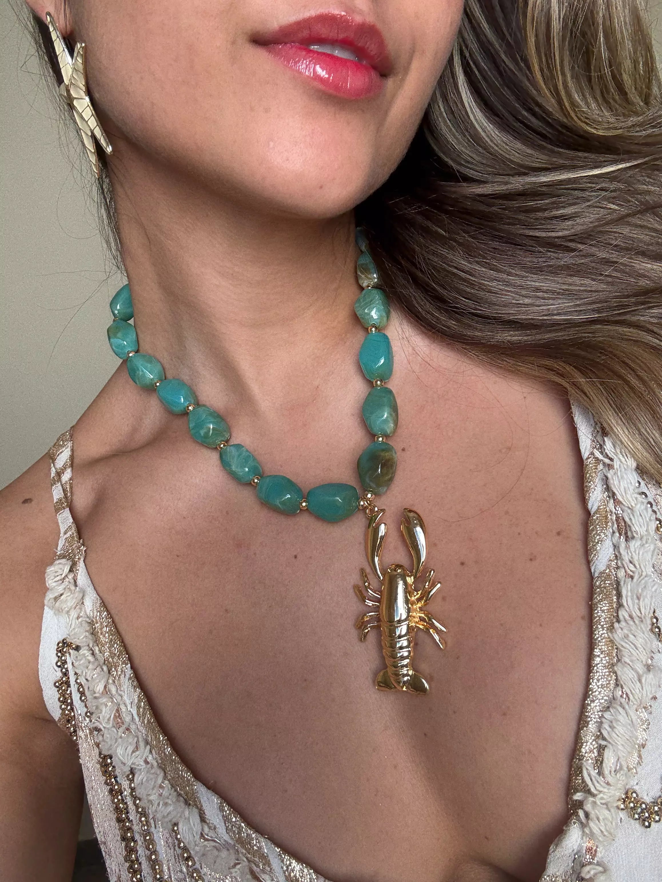 Colar Lagosta Dourada com Pedras Coloridas