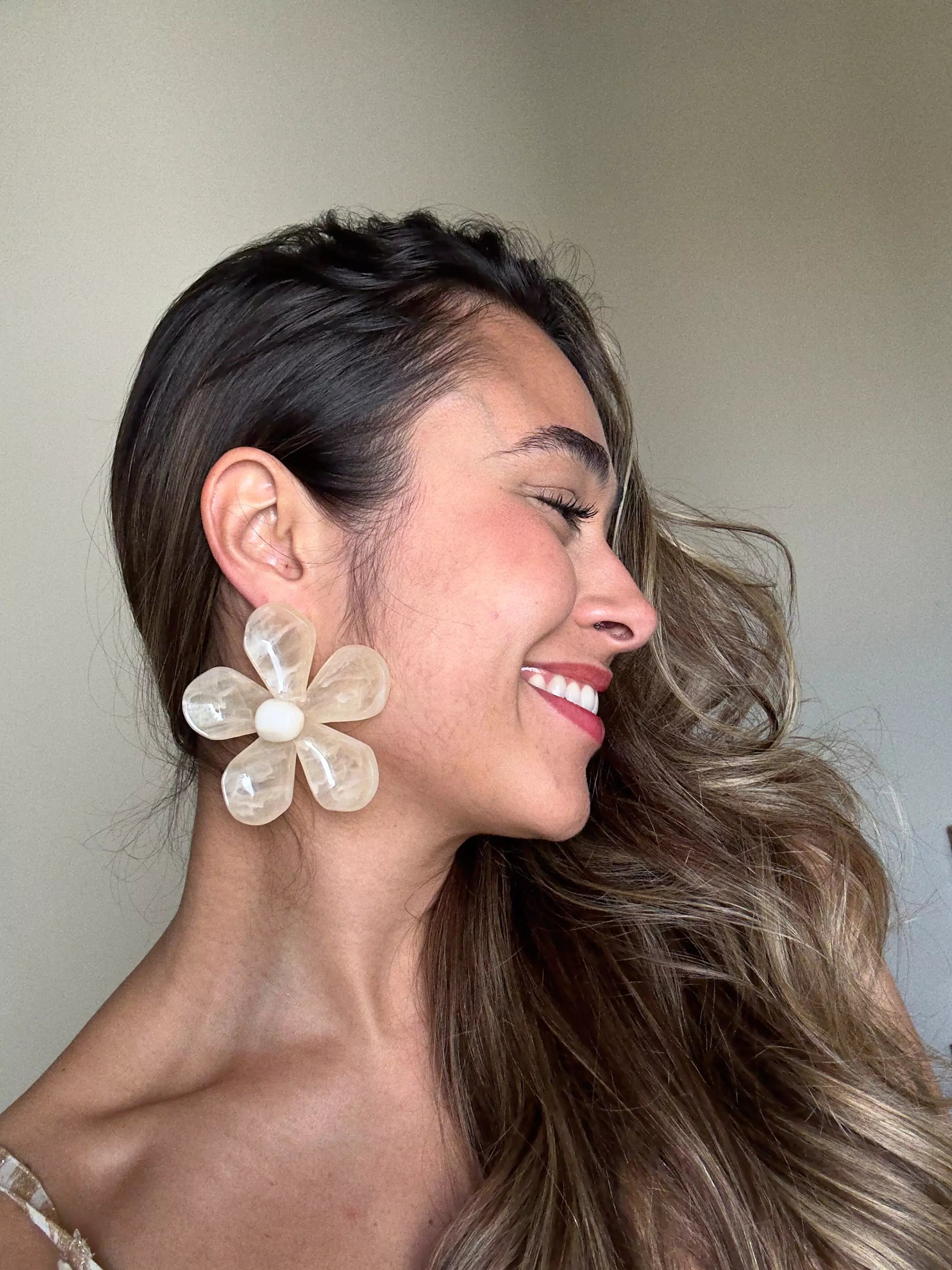 Brinco de Flor Translúcido