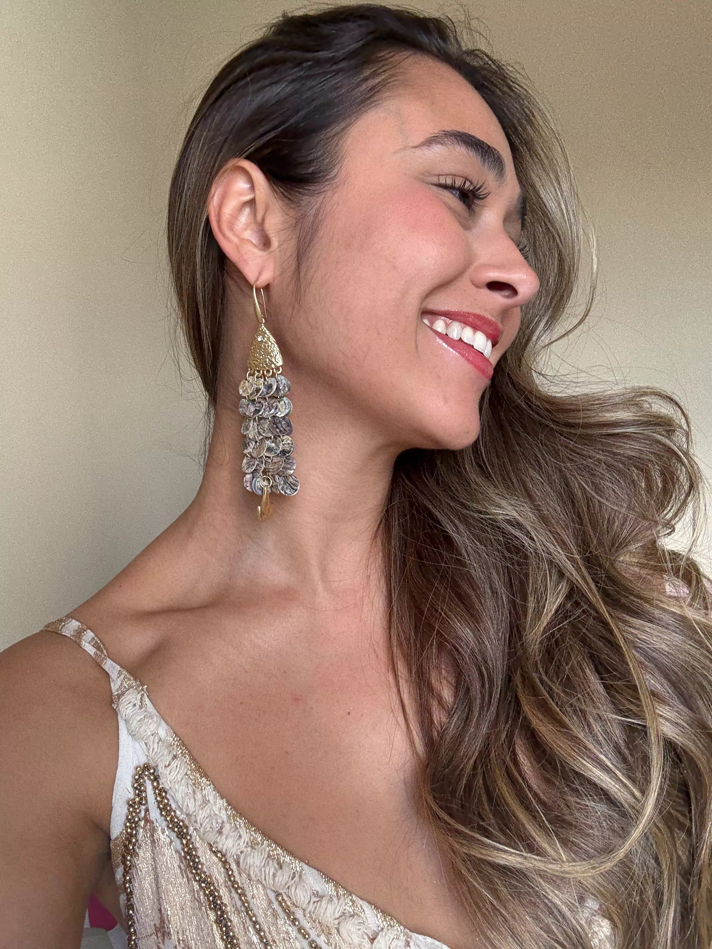 Brinco em Formato de Peixe com Miçanga