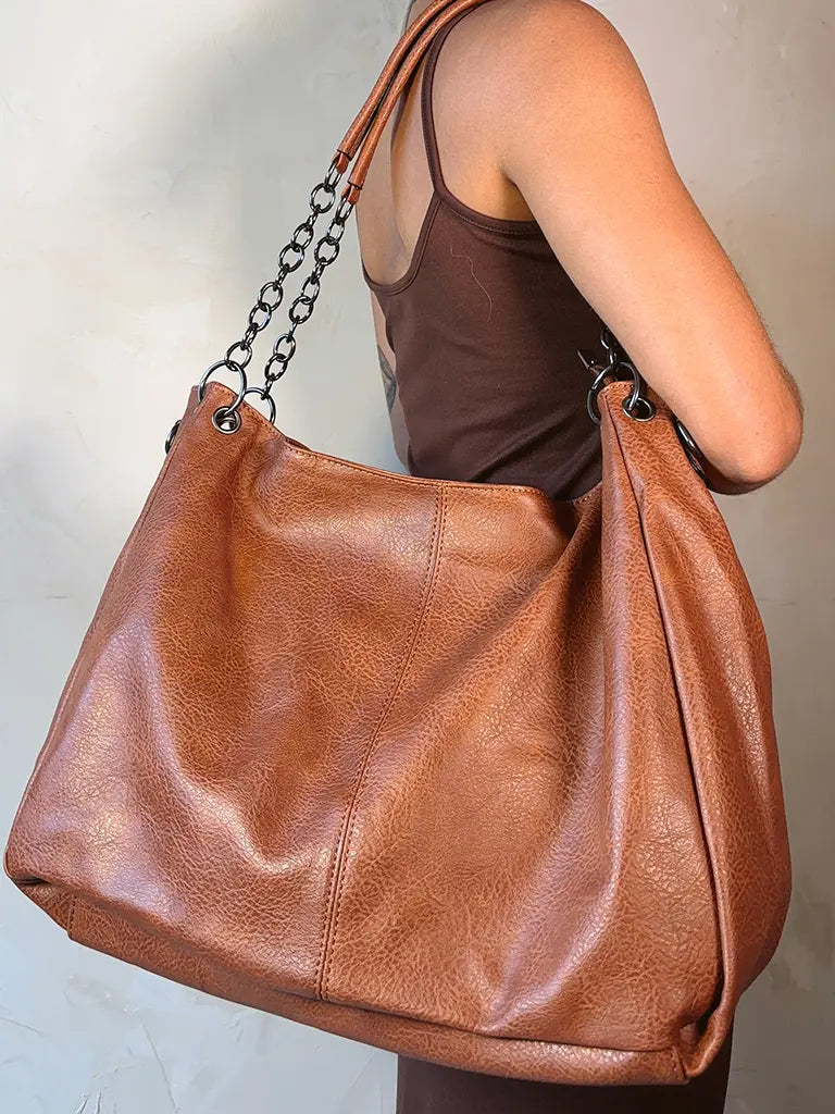 Bolsa Marrom com Corrente Preta e Alça de Ombro