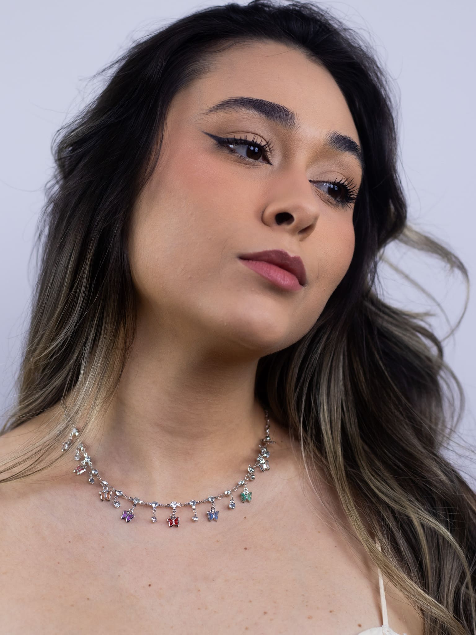 Choker Borboleta com Cristal Colorido e Ponto de Luz