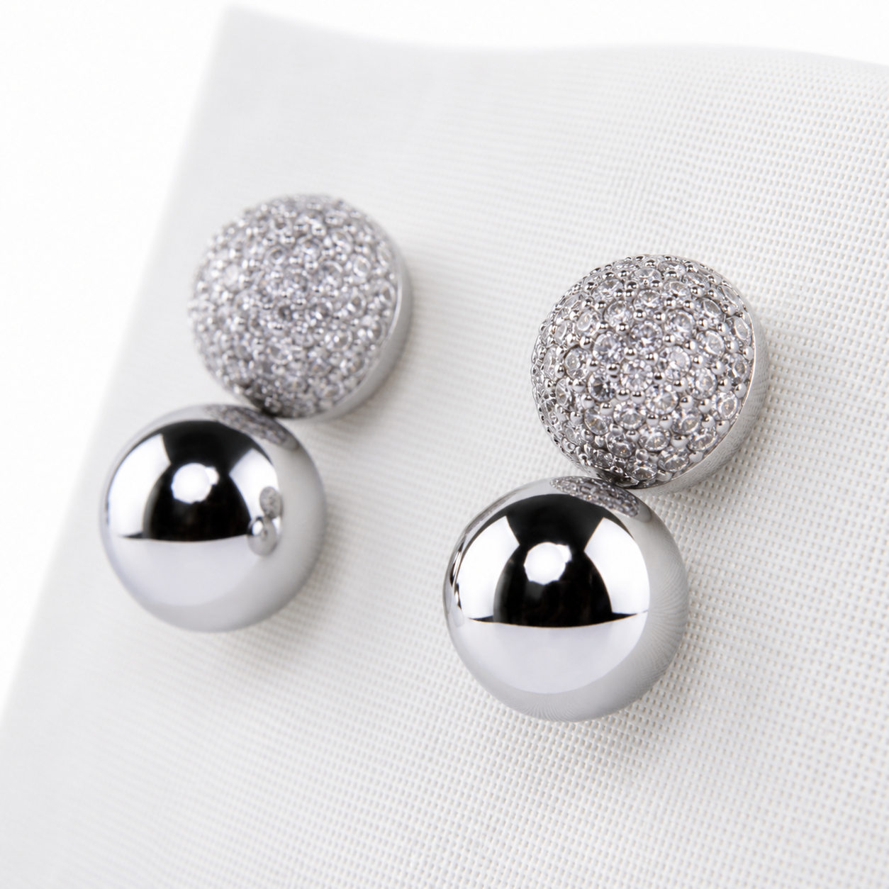 Brinco Esfera com Zircônia de Metal Prata