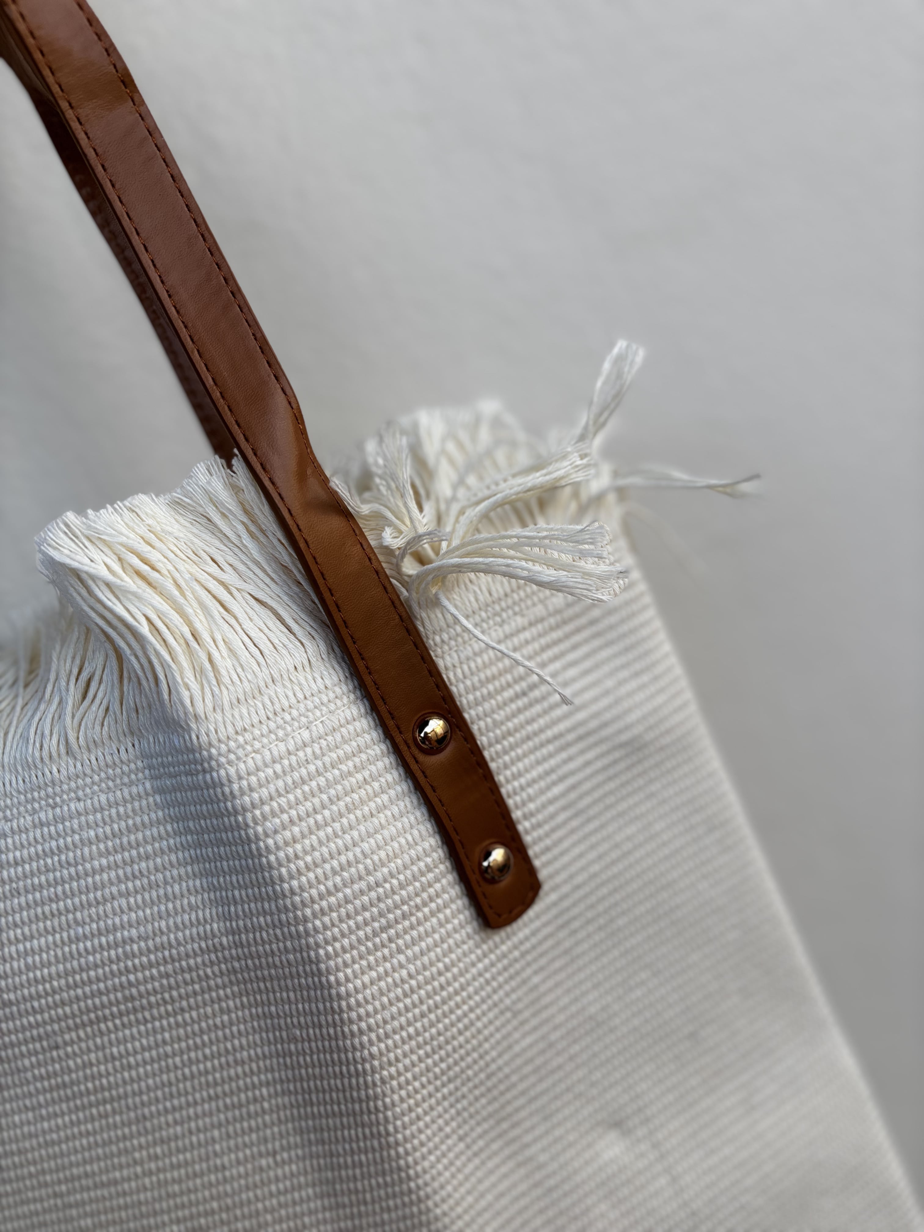 Bolsa de Palha com Alças em Couro e Franja Superior