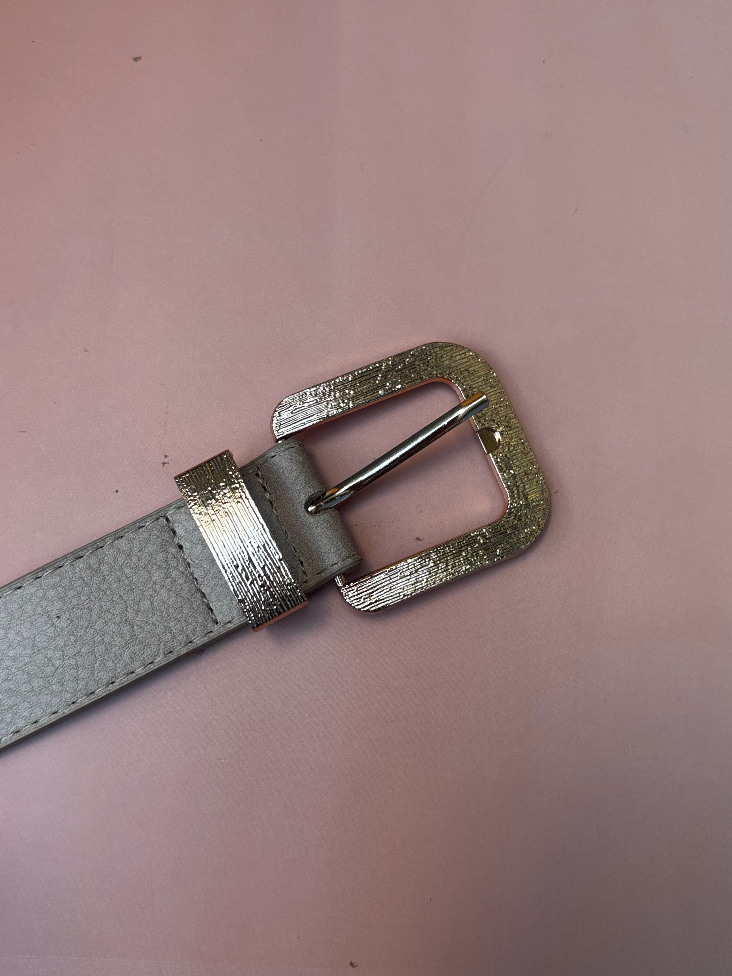 Cinto feminino cintura média com fivela quadrada texturizada