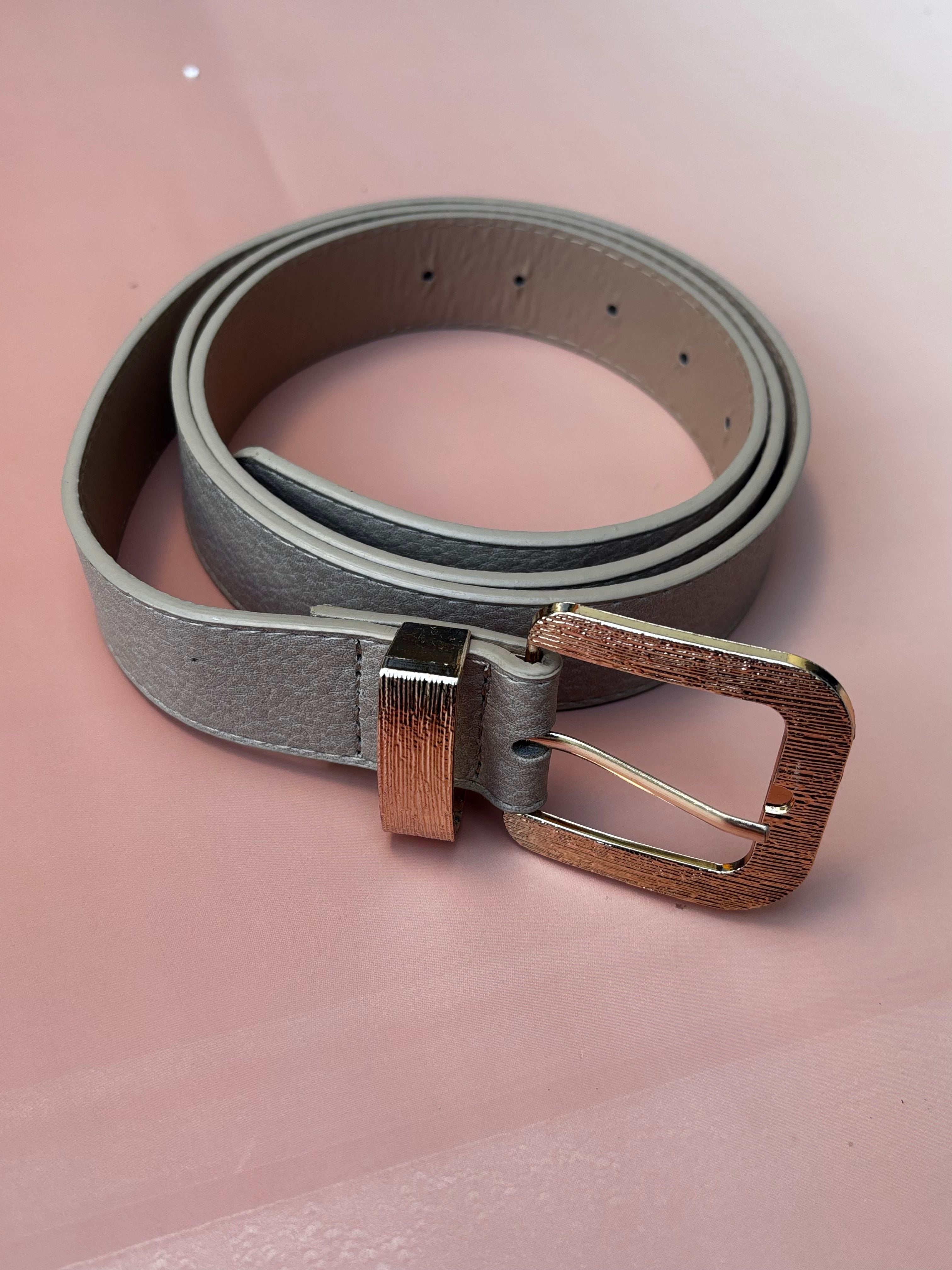 Cinto feminino cintura média com fivela quadrada texturizada