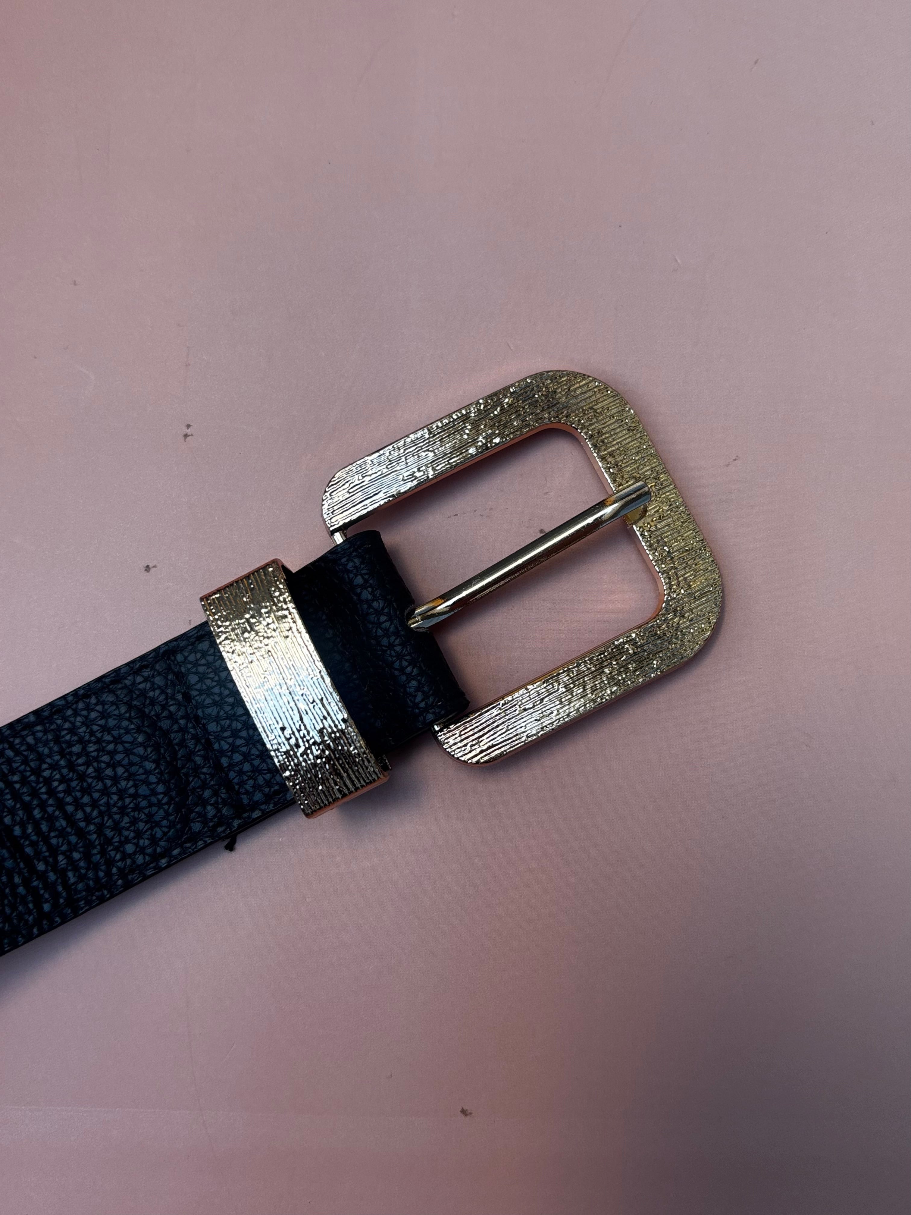 Cinto feminino cintura média com fivela quadrada texturizada