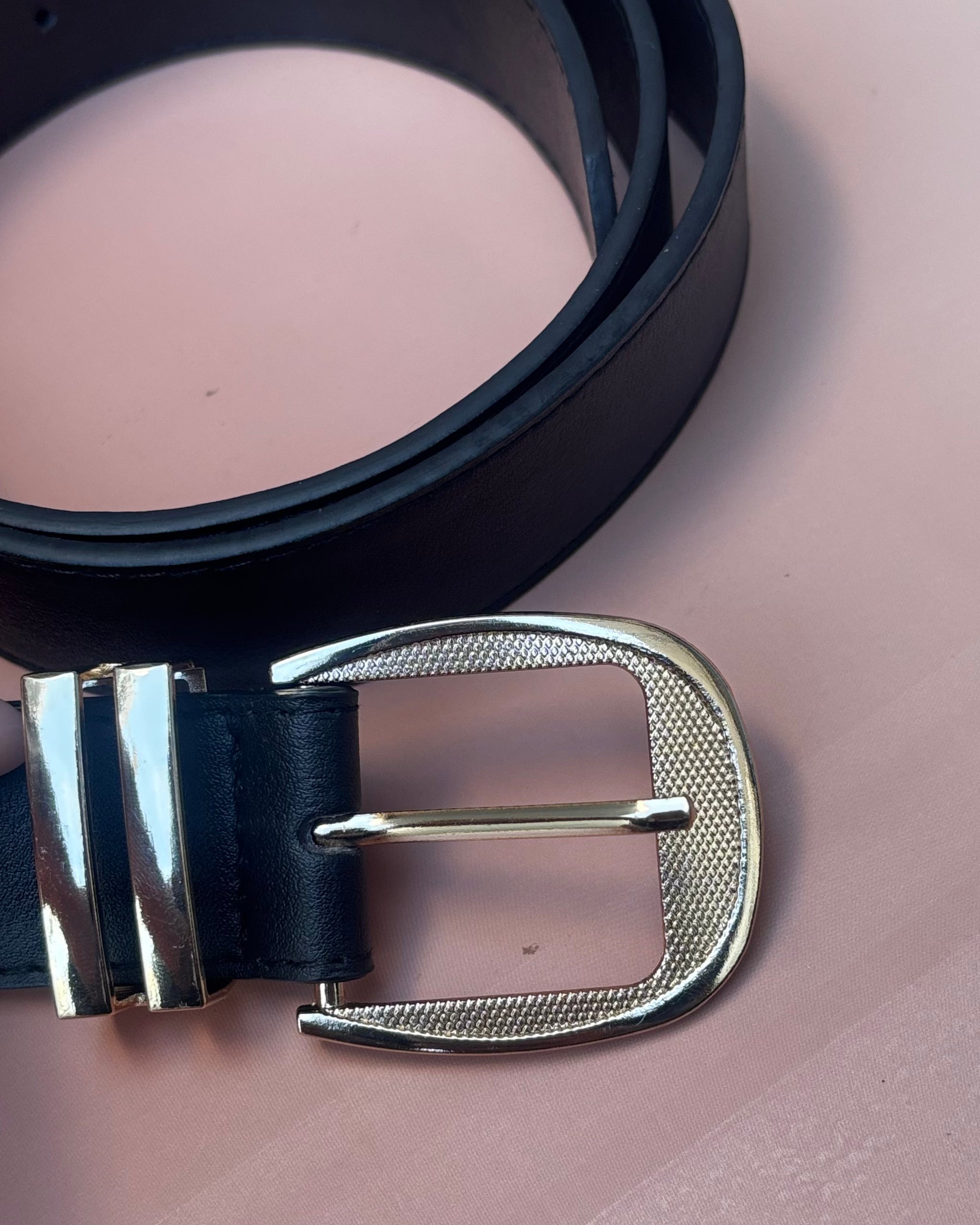 Cinto Fino com Fivela Metalizada Texturizada Dupla