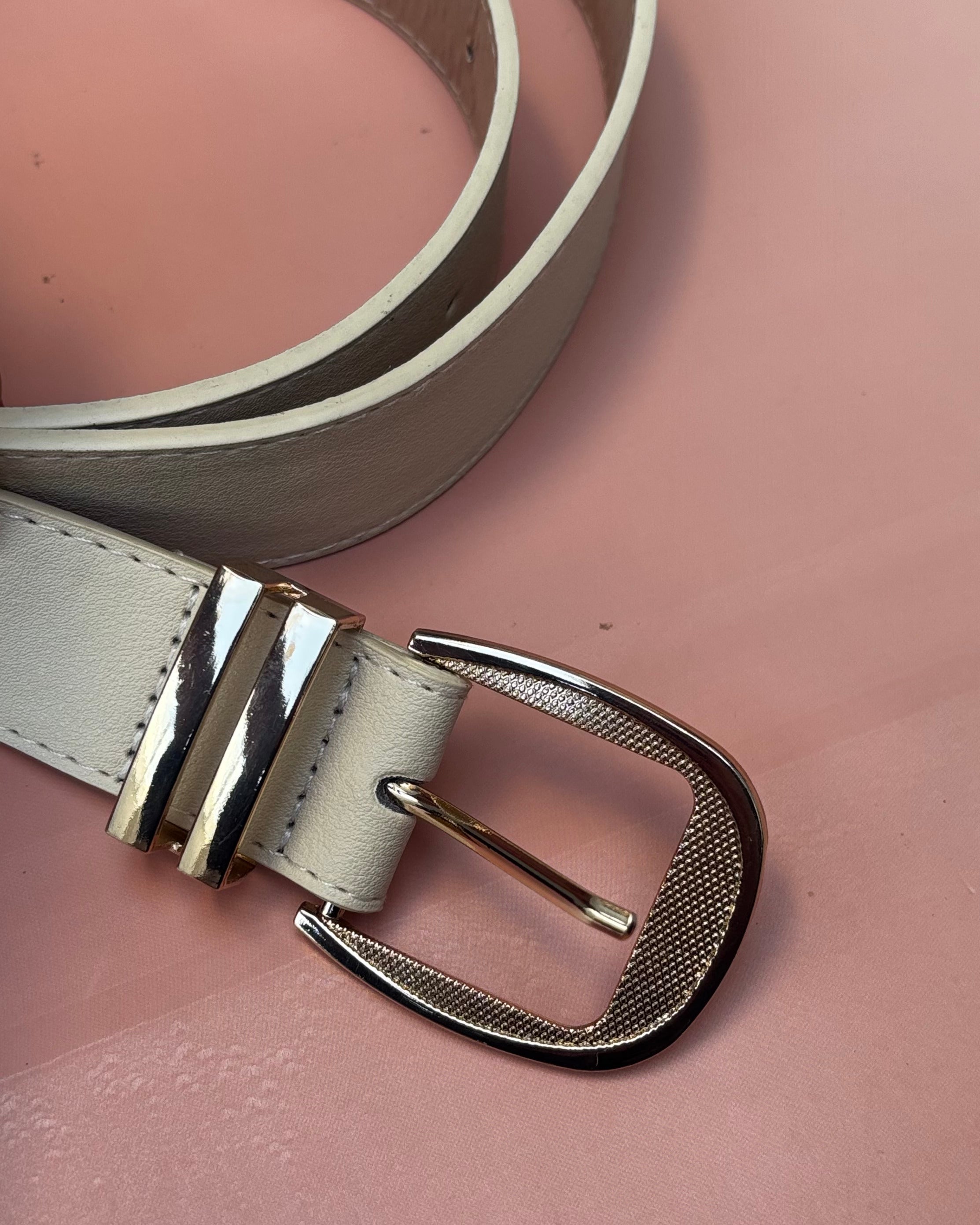 Cinto Fino com Fivela Metalizada Texturizada Dupla
