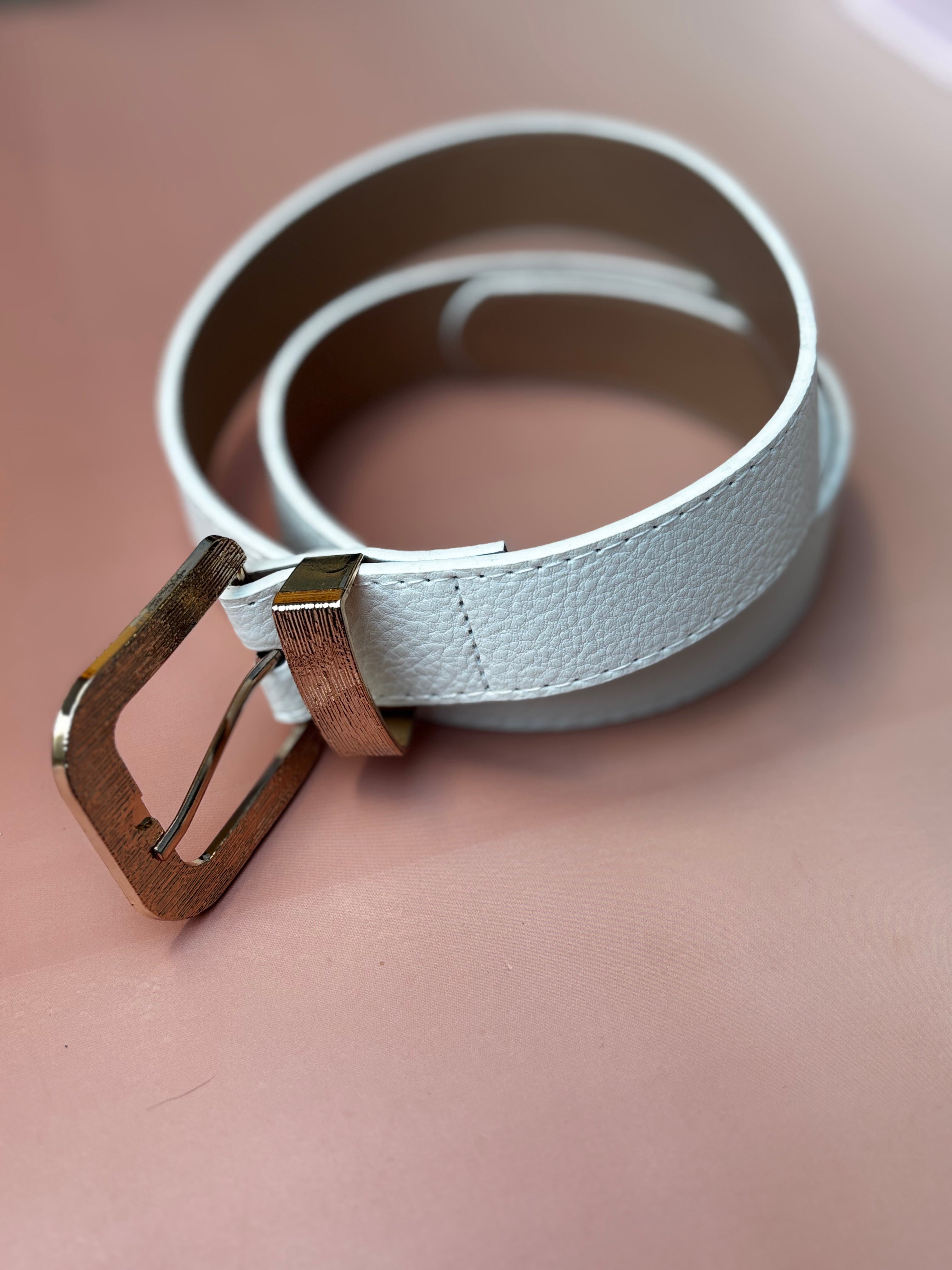 Cinto Feminino de Couro Sintético com Fivela texturizada