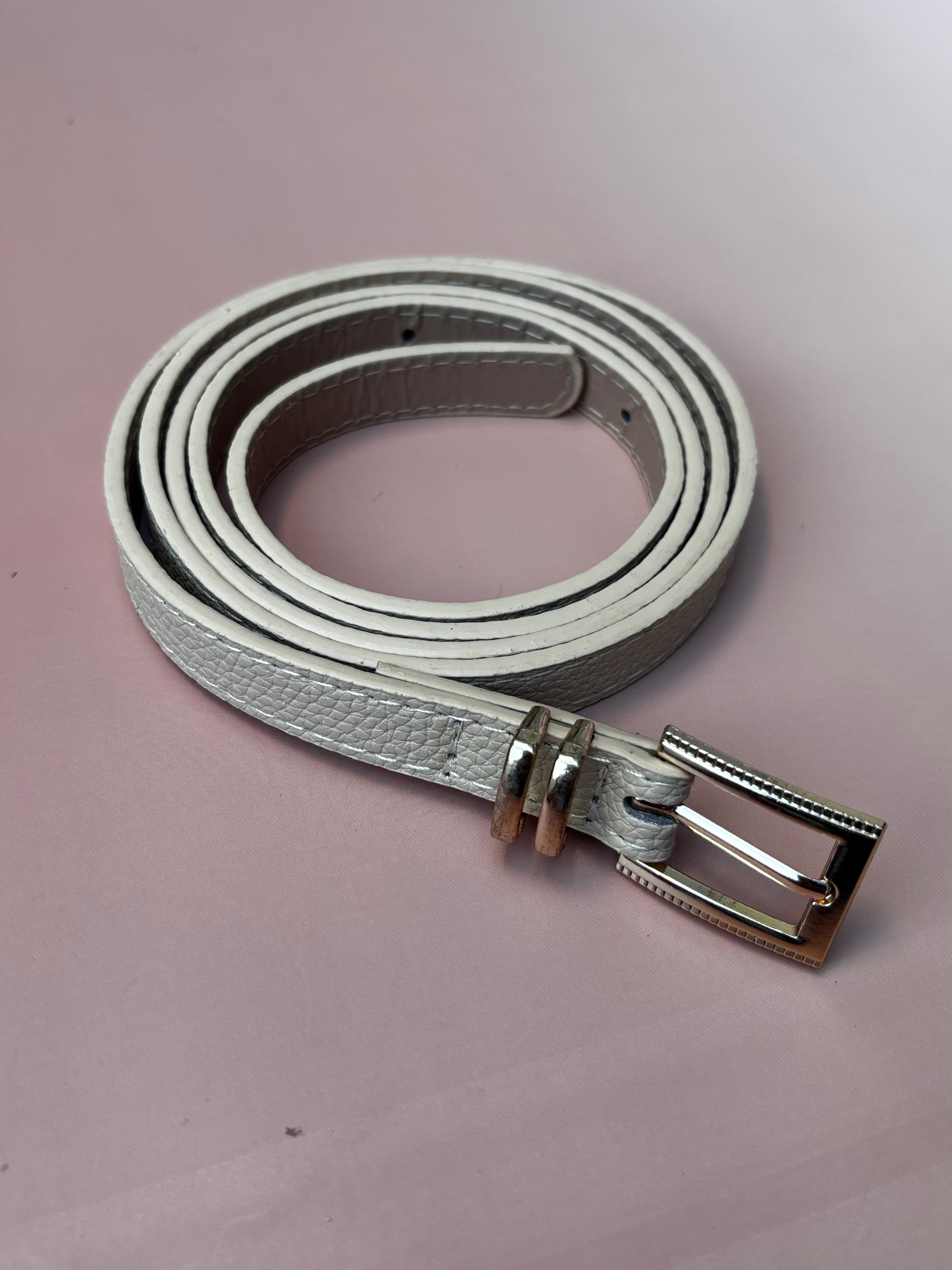 Cinto Fino com Fivela Dourada e Detalhe em Metal