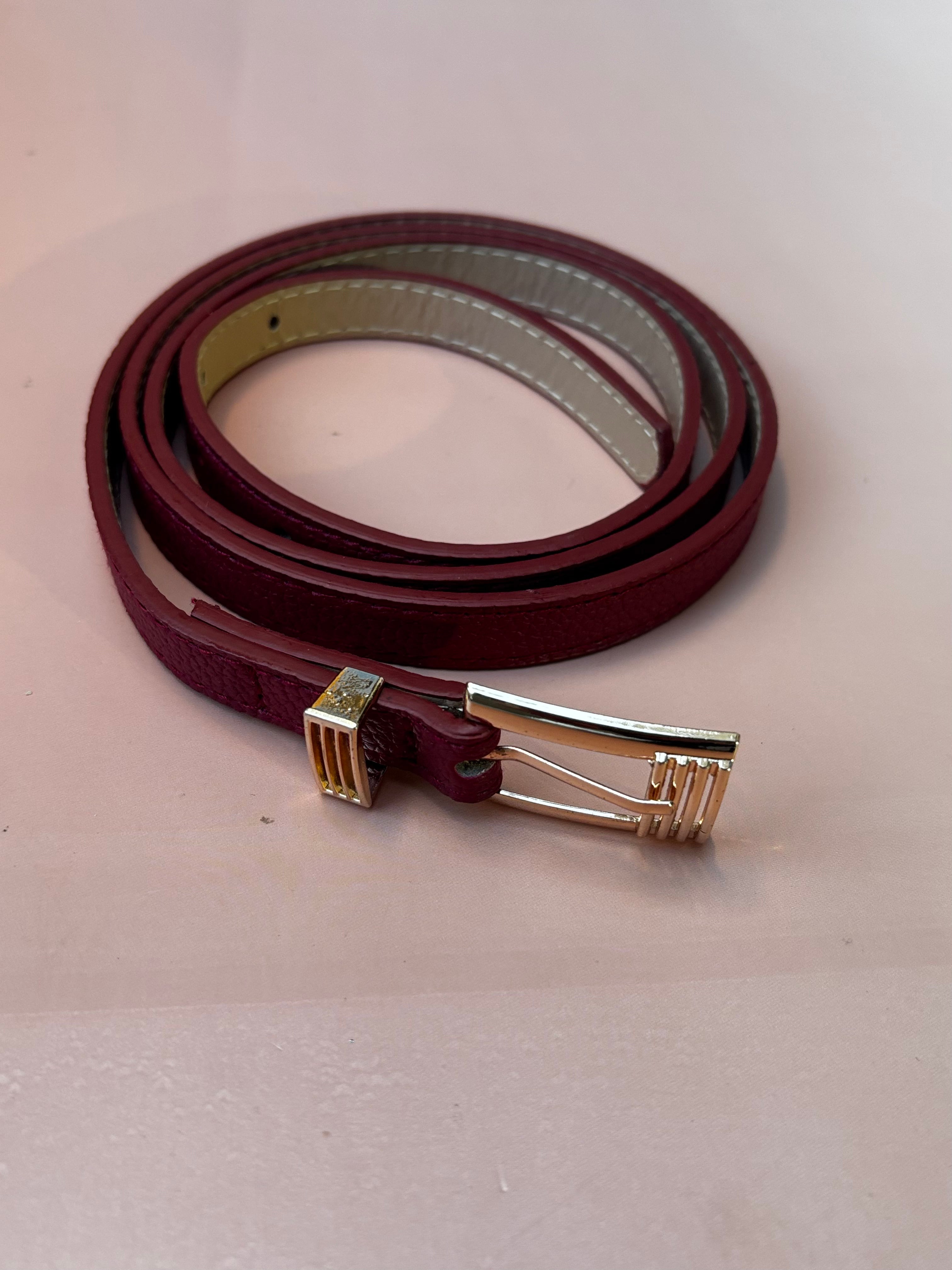 Cinto Fino Sintético com Fivela Geométrica Metalizada