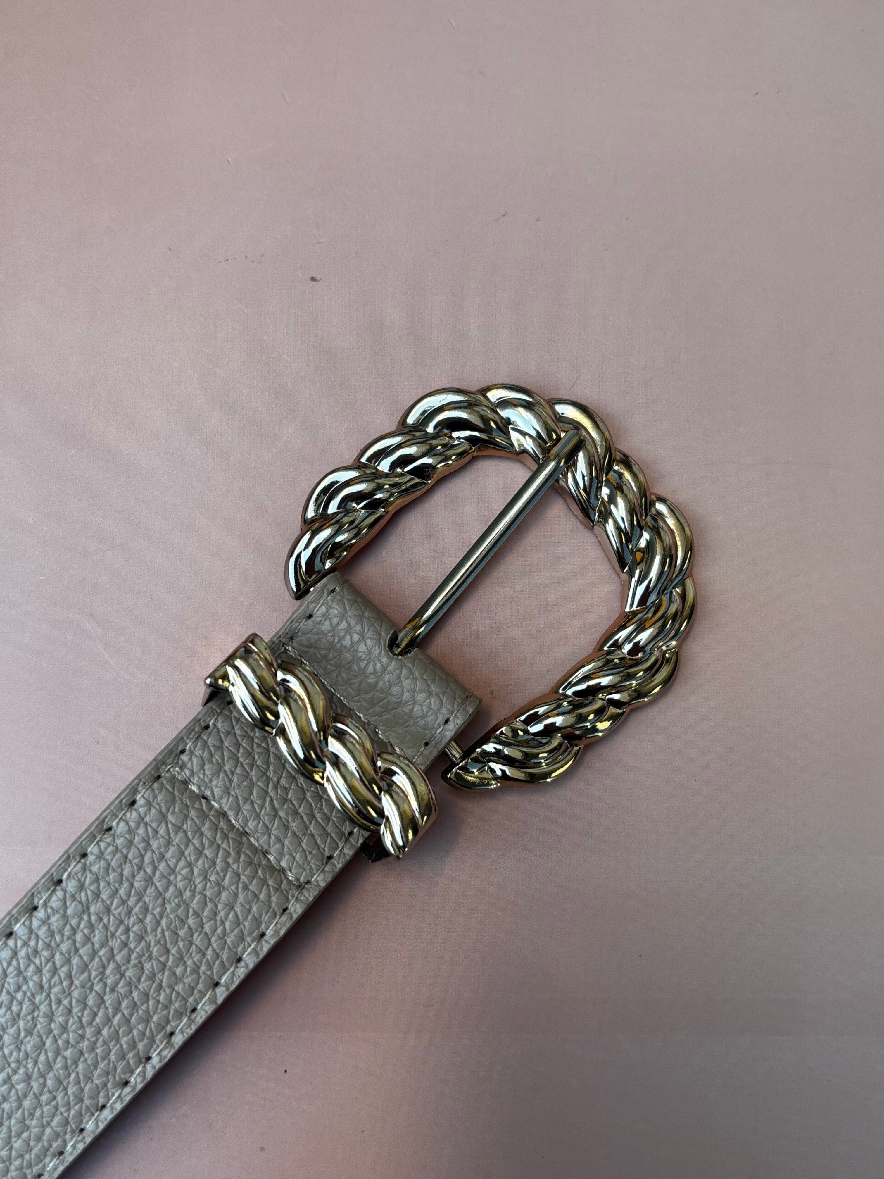 Cinto feminino com fivela trabalhada em metal torcido