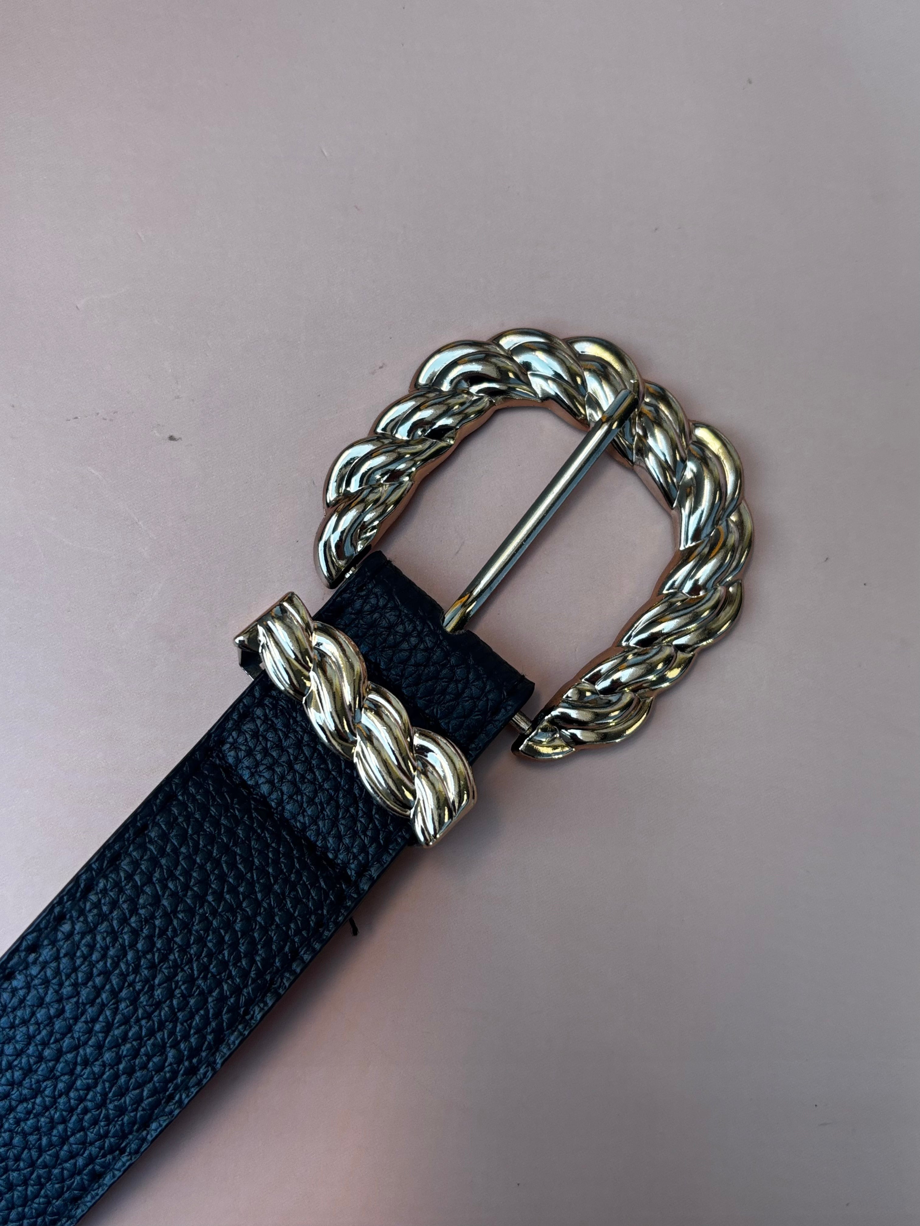 Cinto feminino com fivela trabalhada em metal torcido