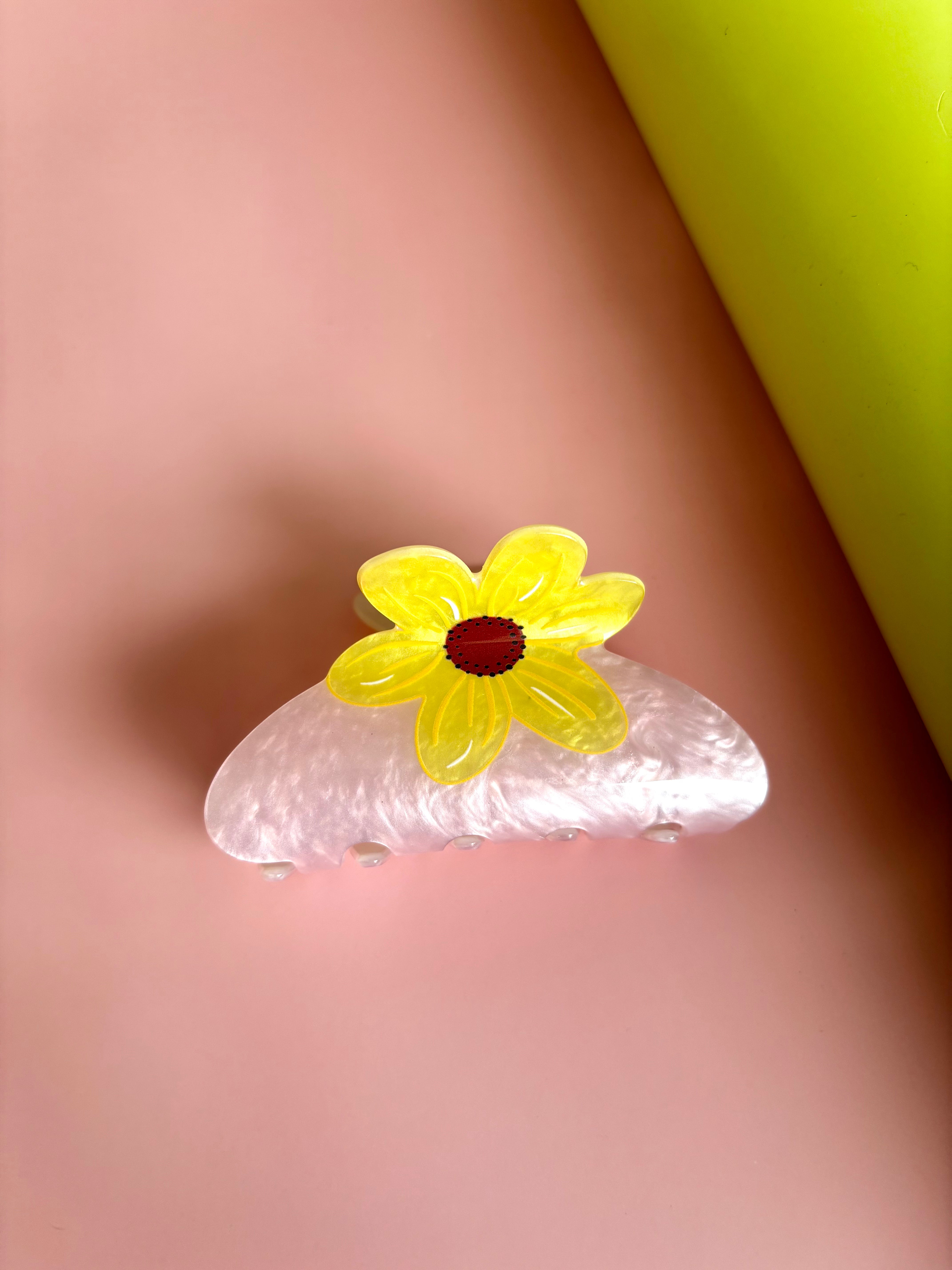 Presilha Flor Única com Base Perolada