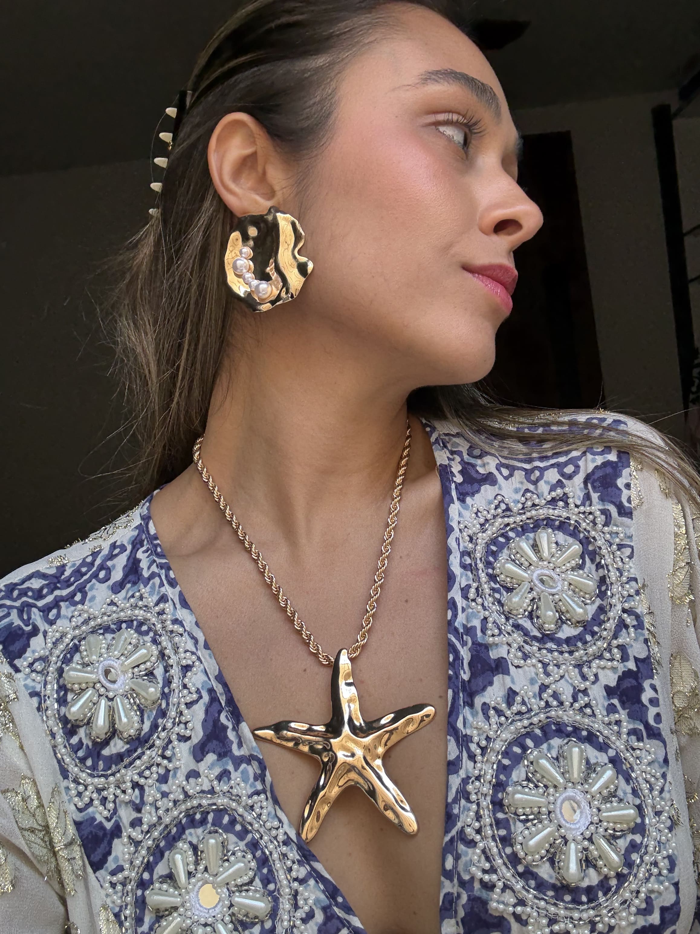 Brinco Dourado com Pérolas Assimétricas