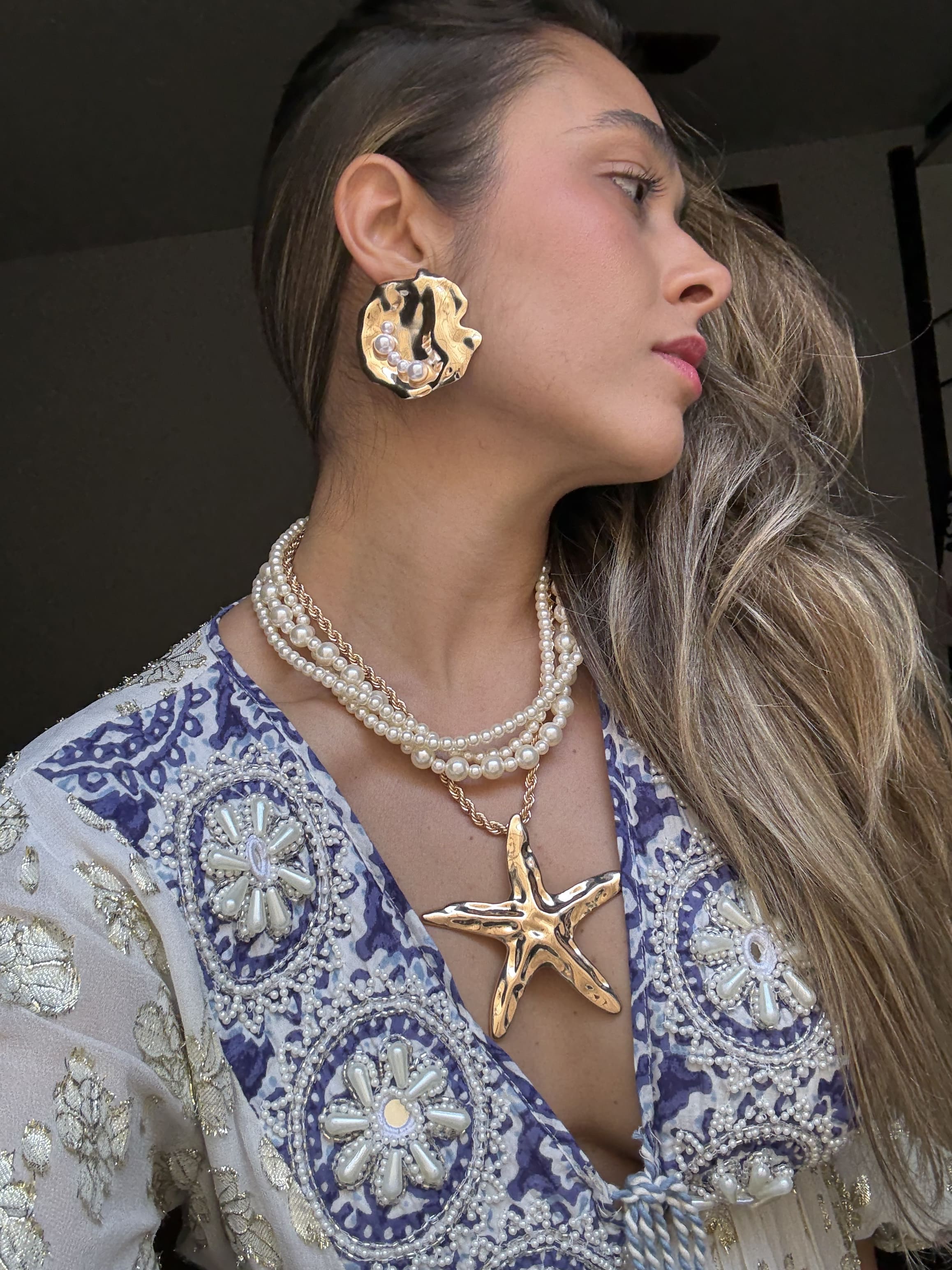 Brinco Dourado com Pérolas Assimétricas