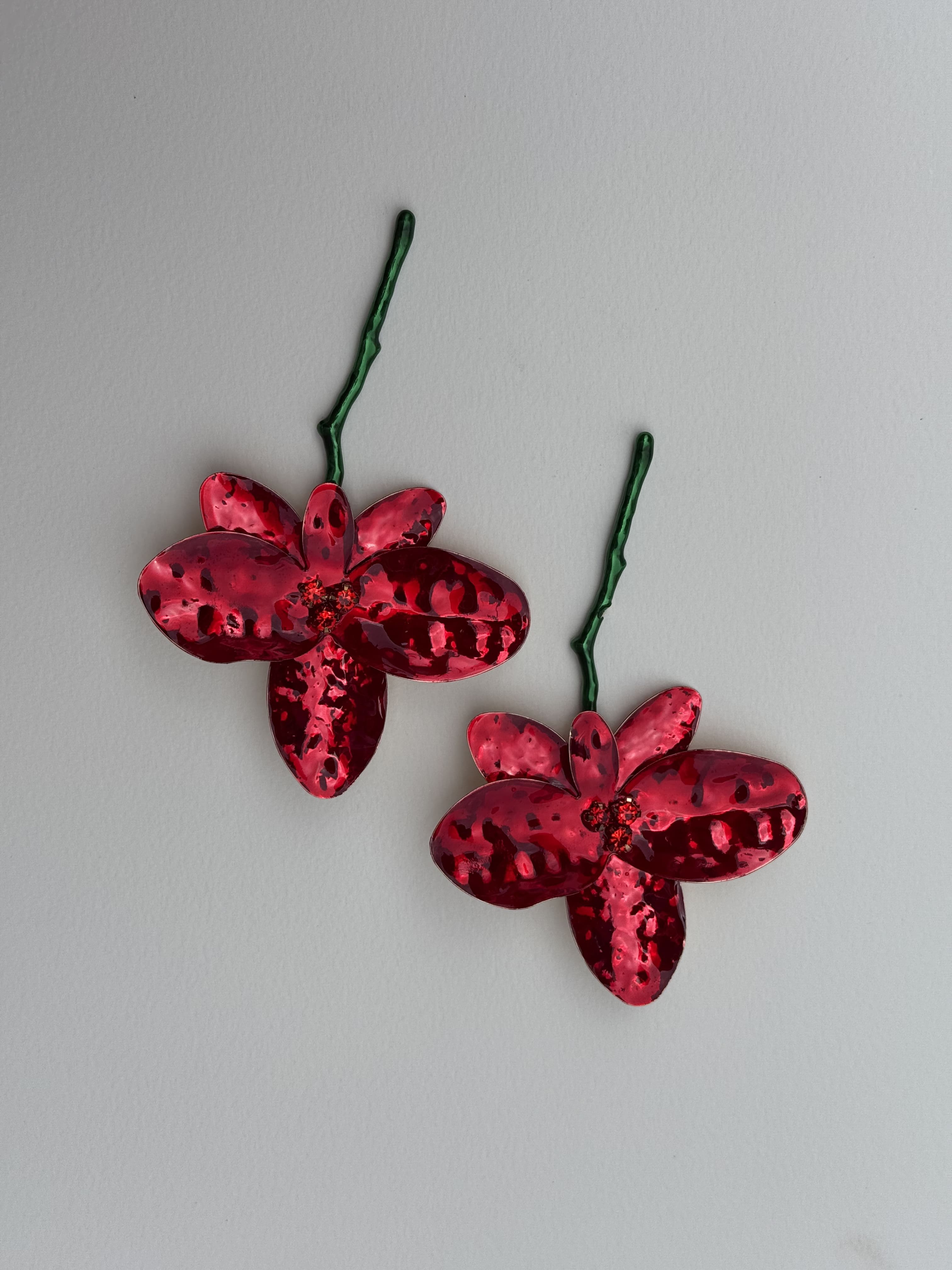 Brinco Flor Vermelha com Haste Verde