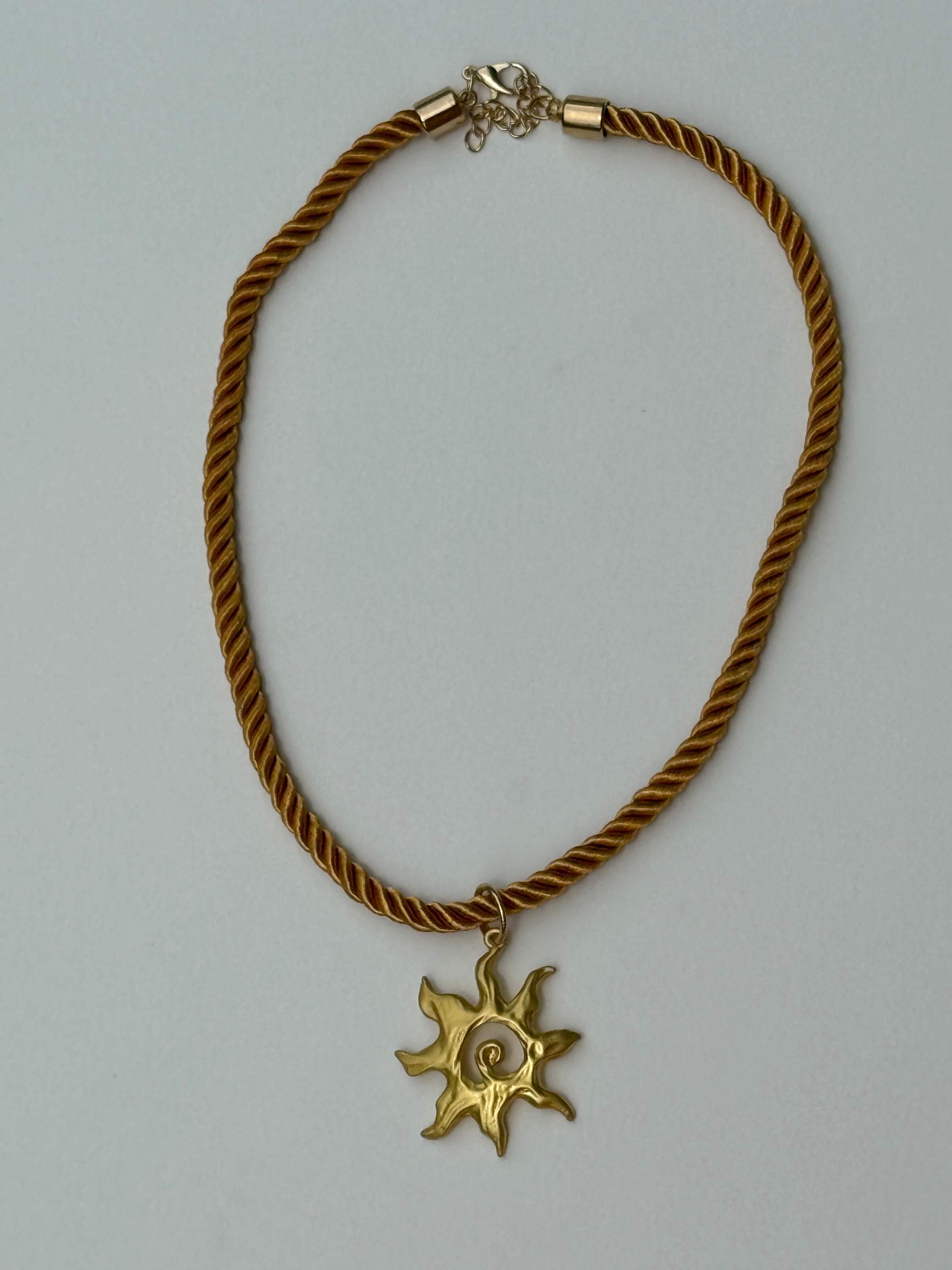 Colar Sol Dourado com Cordão Marrom