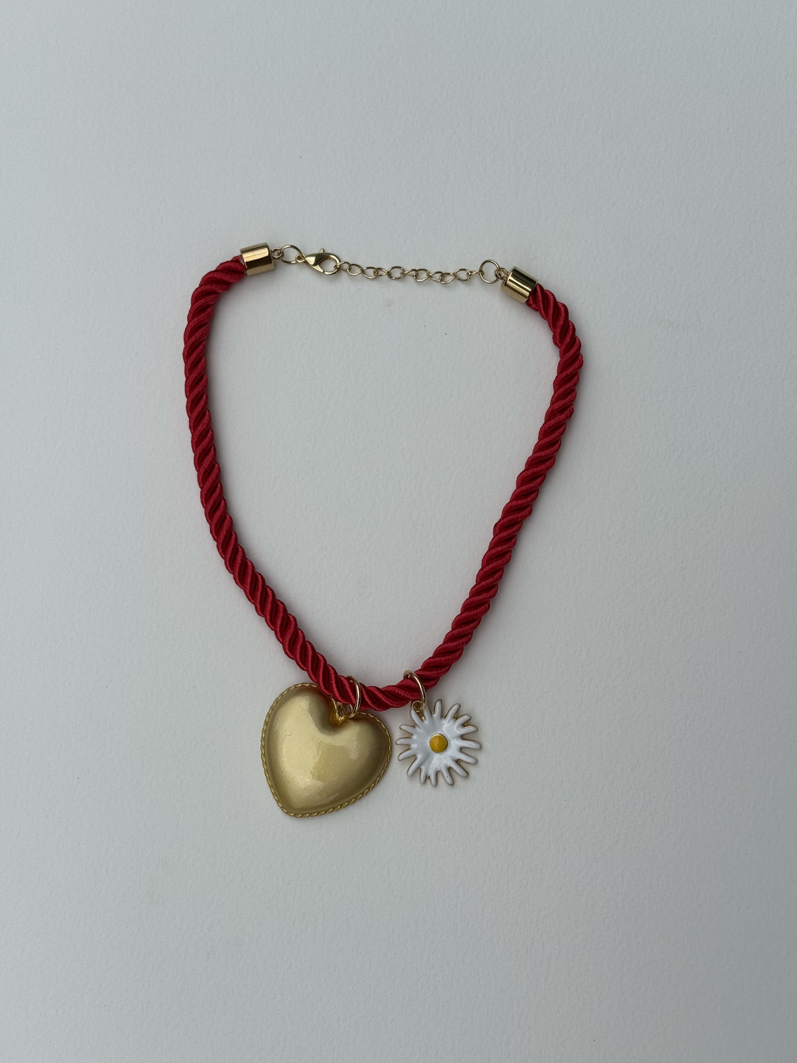 Colar Vermelho com Pingentes de Coração e Margarida