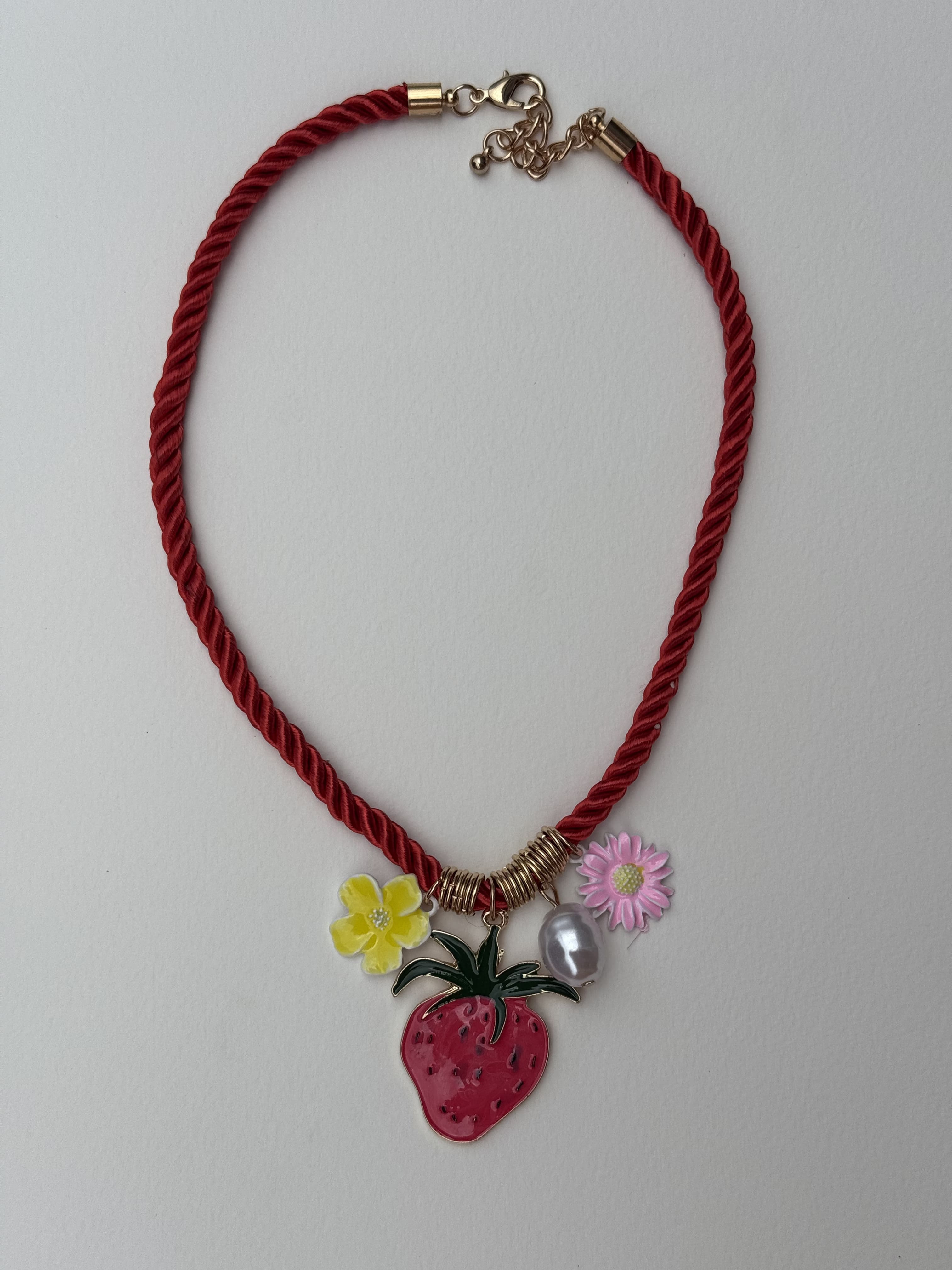 Colar Morango com Flores Coloridas