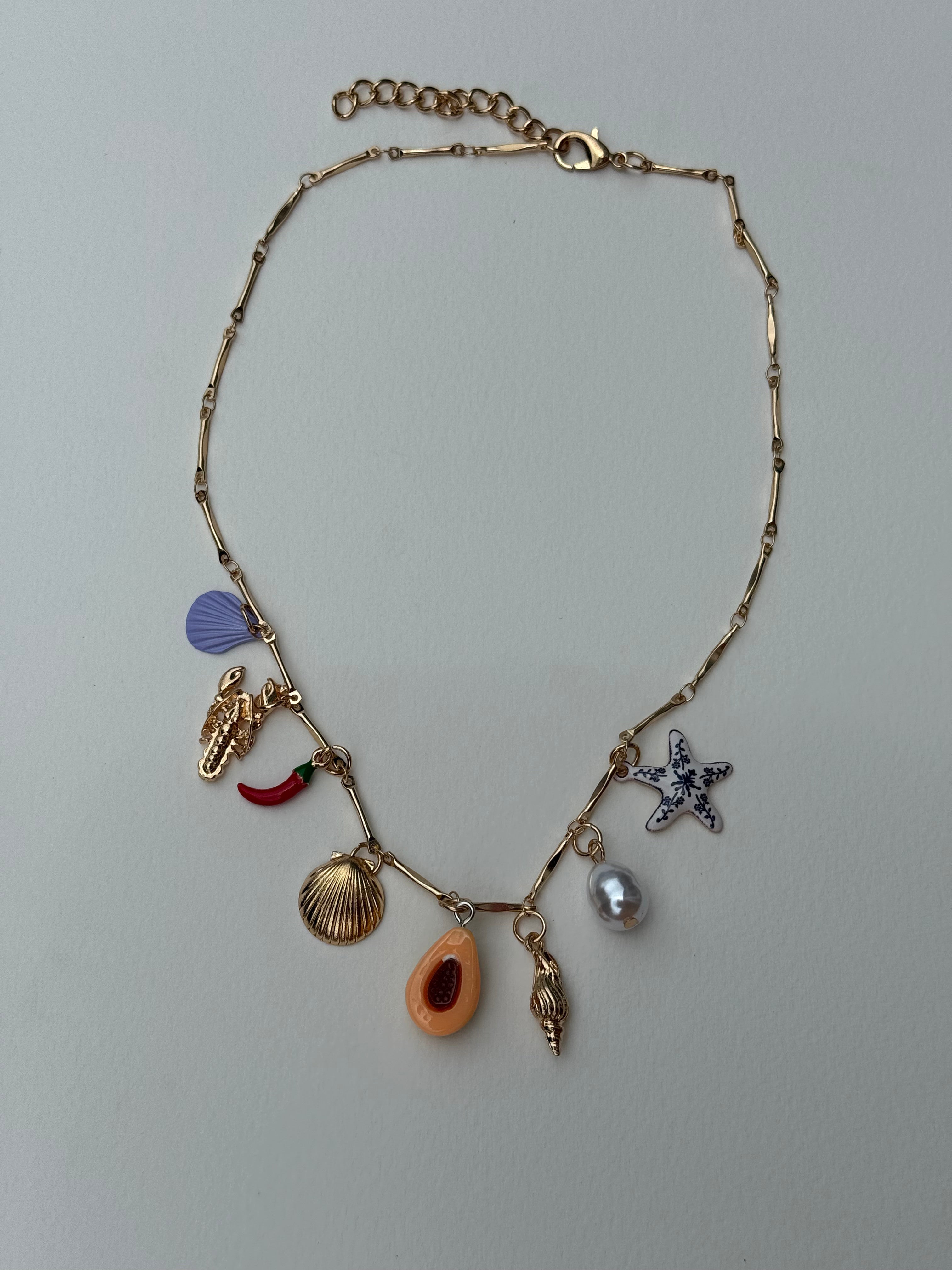 Colar Dourado com Pingentes Tropicais