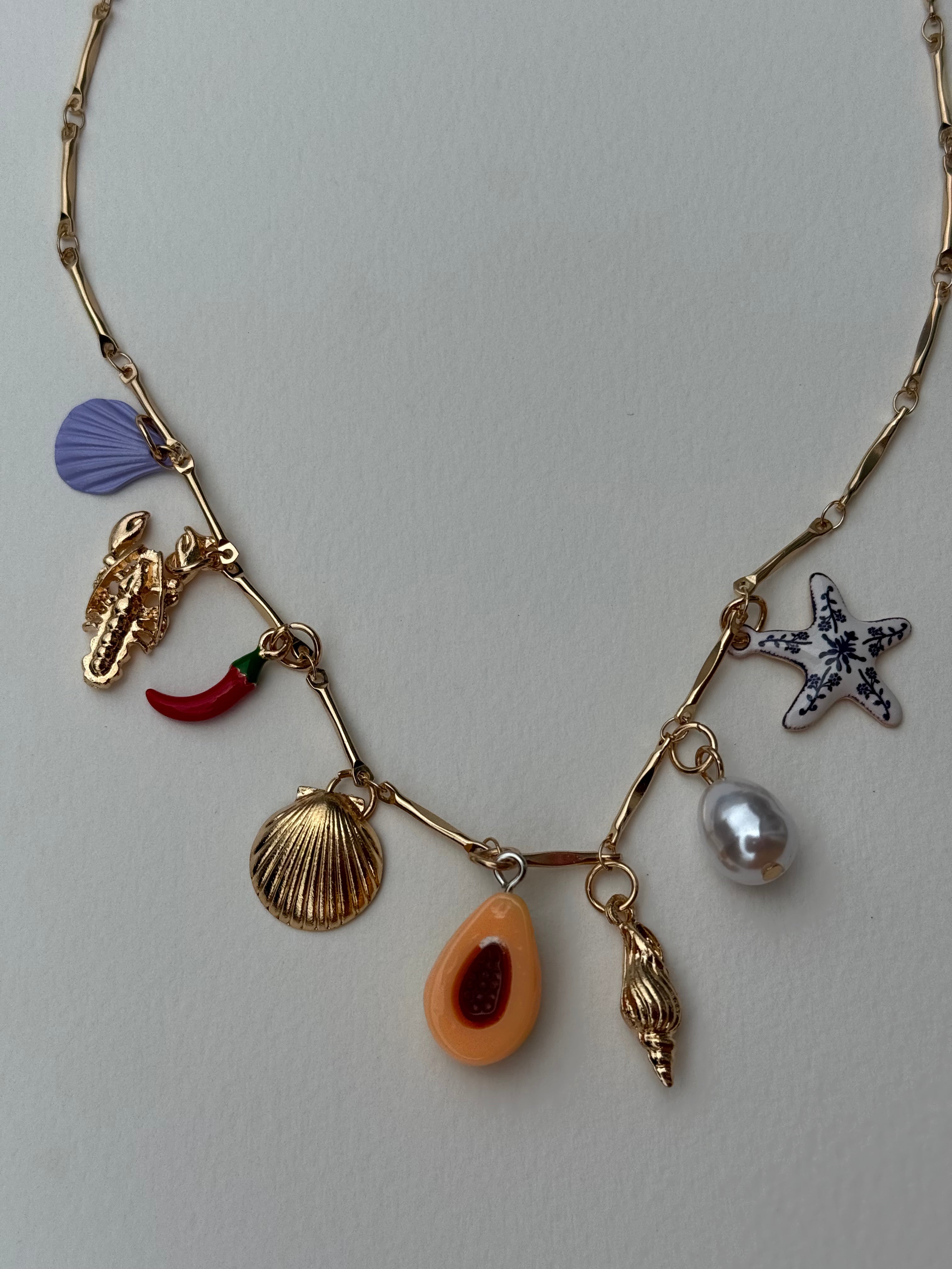 Colar Dourado com Pingentes Tropicais