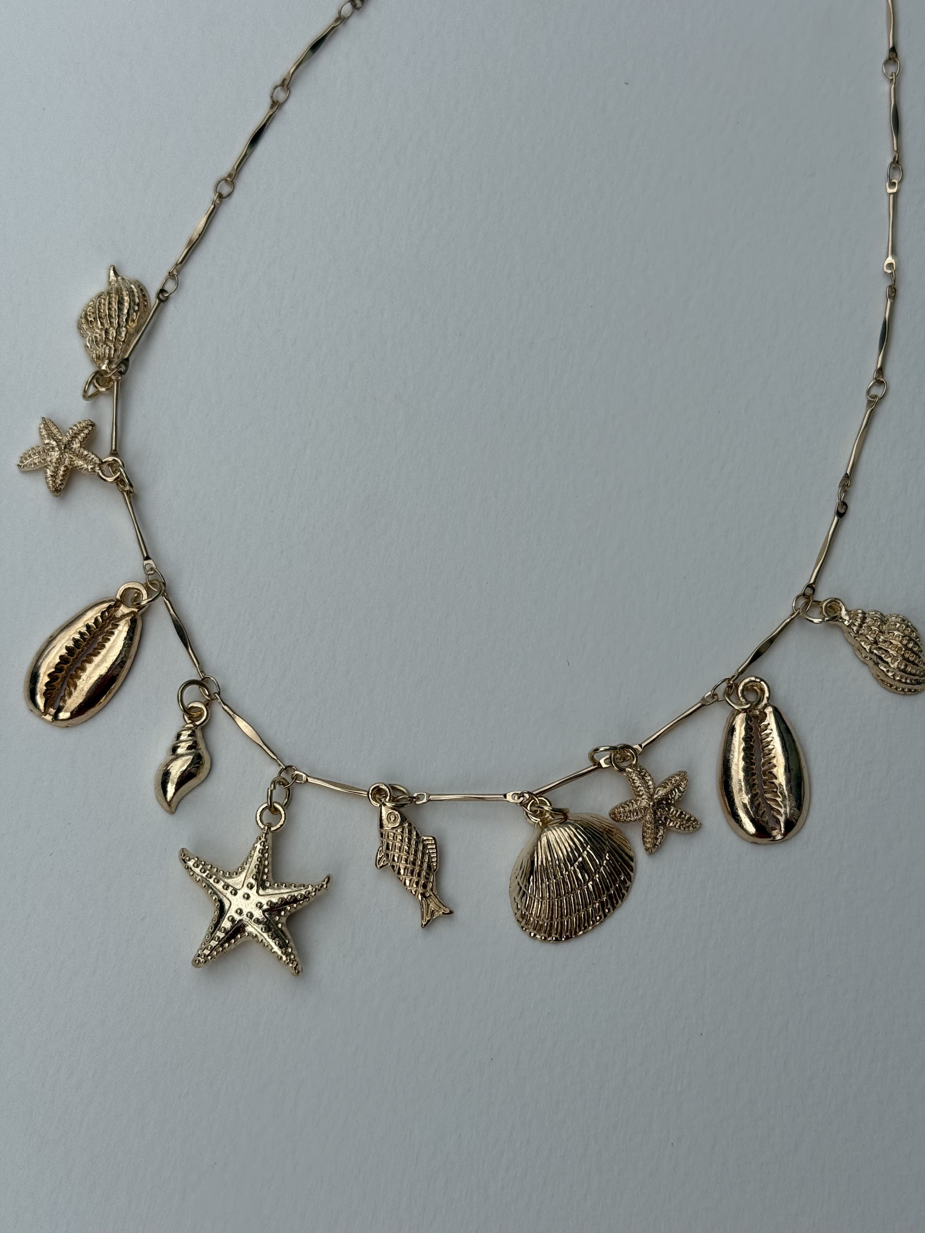 Colar Dourado com Pingentes do Mar