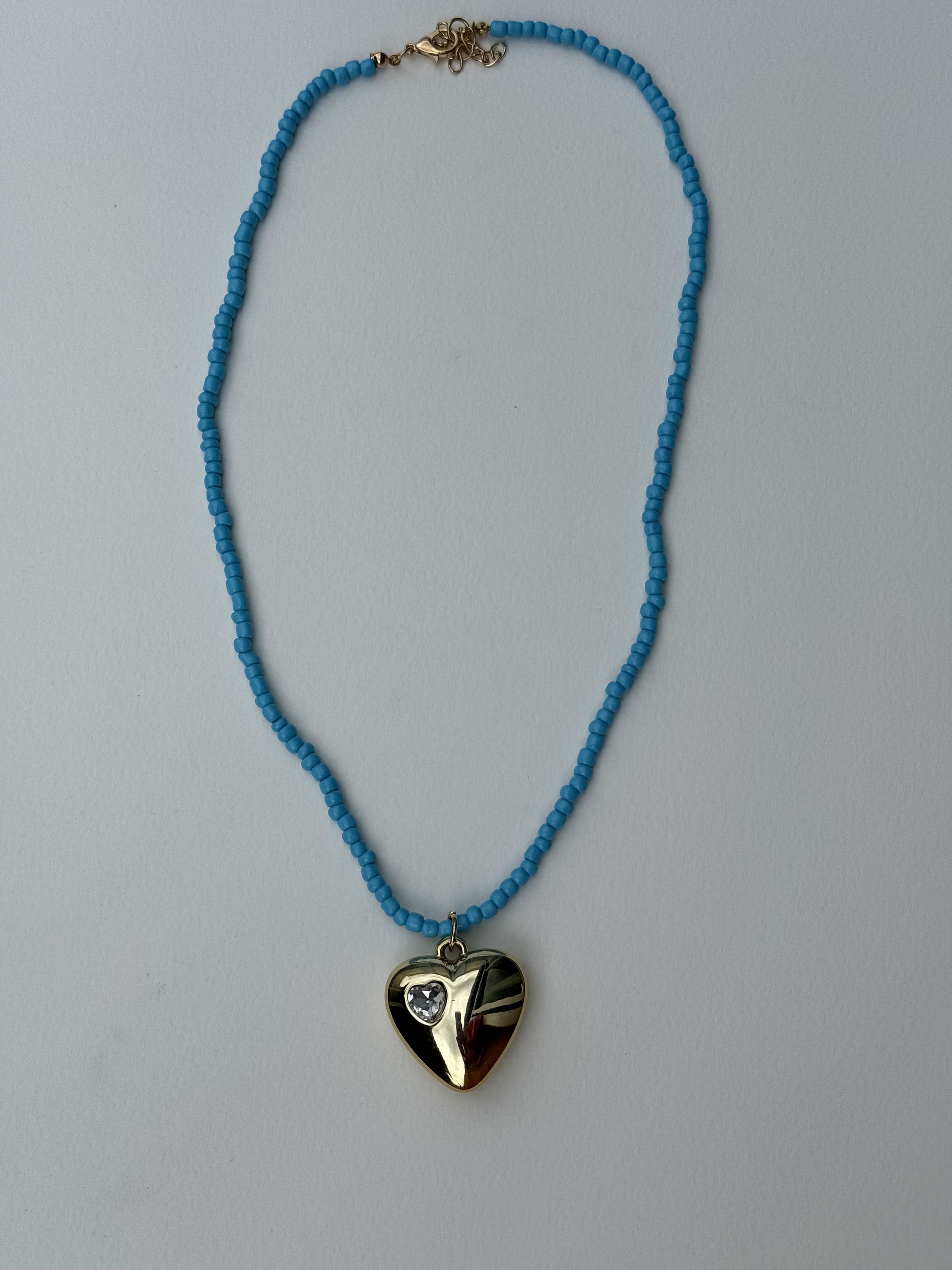 Colar Azul com Pingente de Coração Dourado