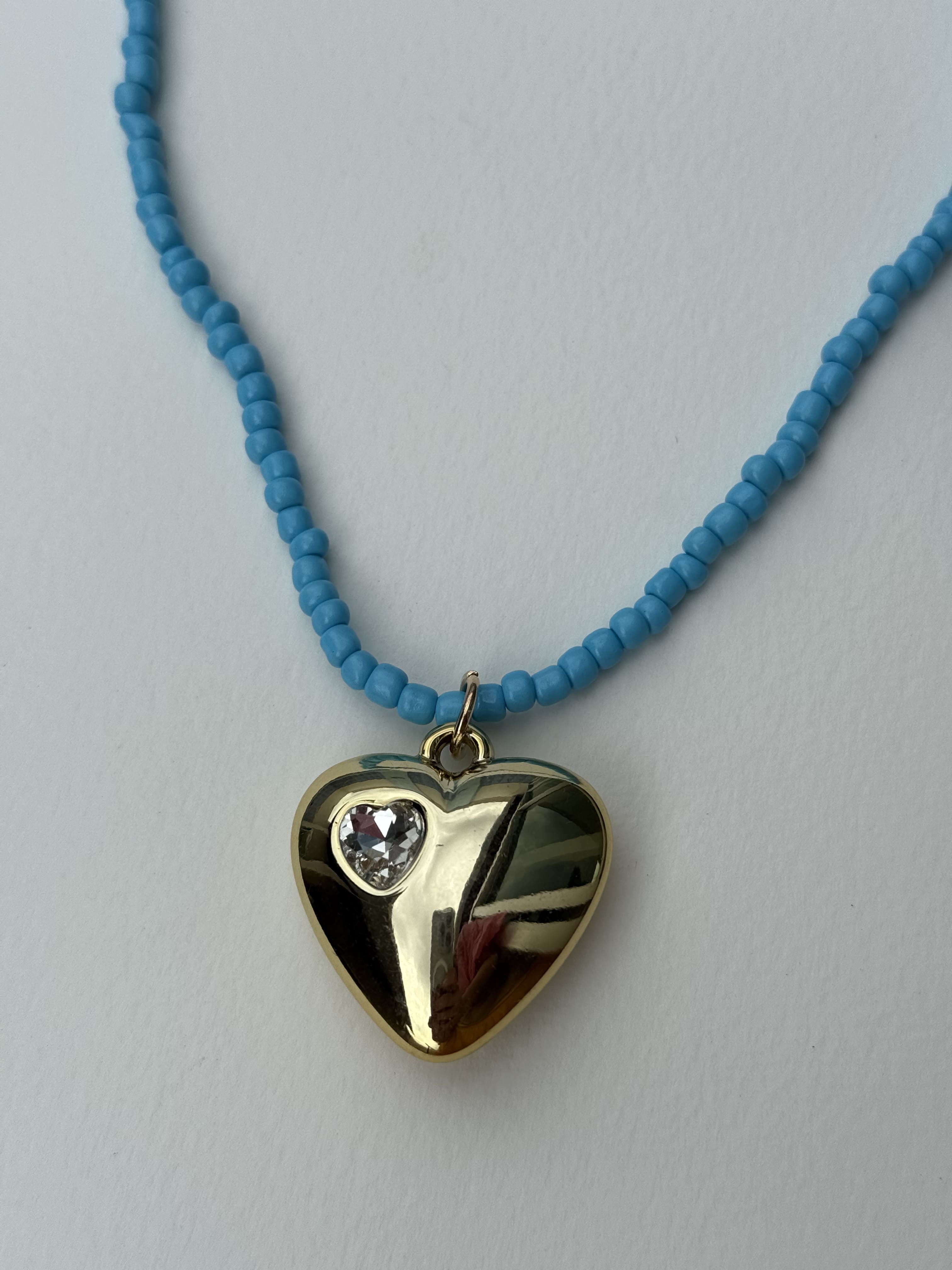 Colar Azul com Pingente de Coração Dourado