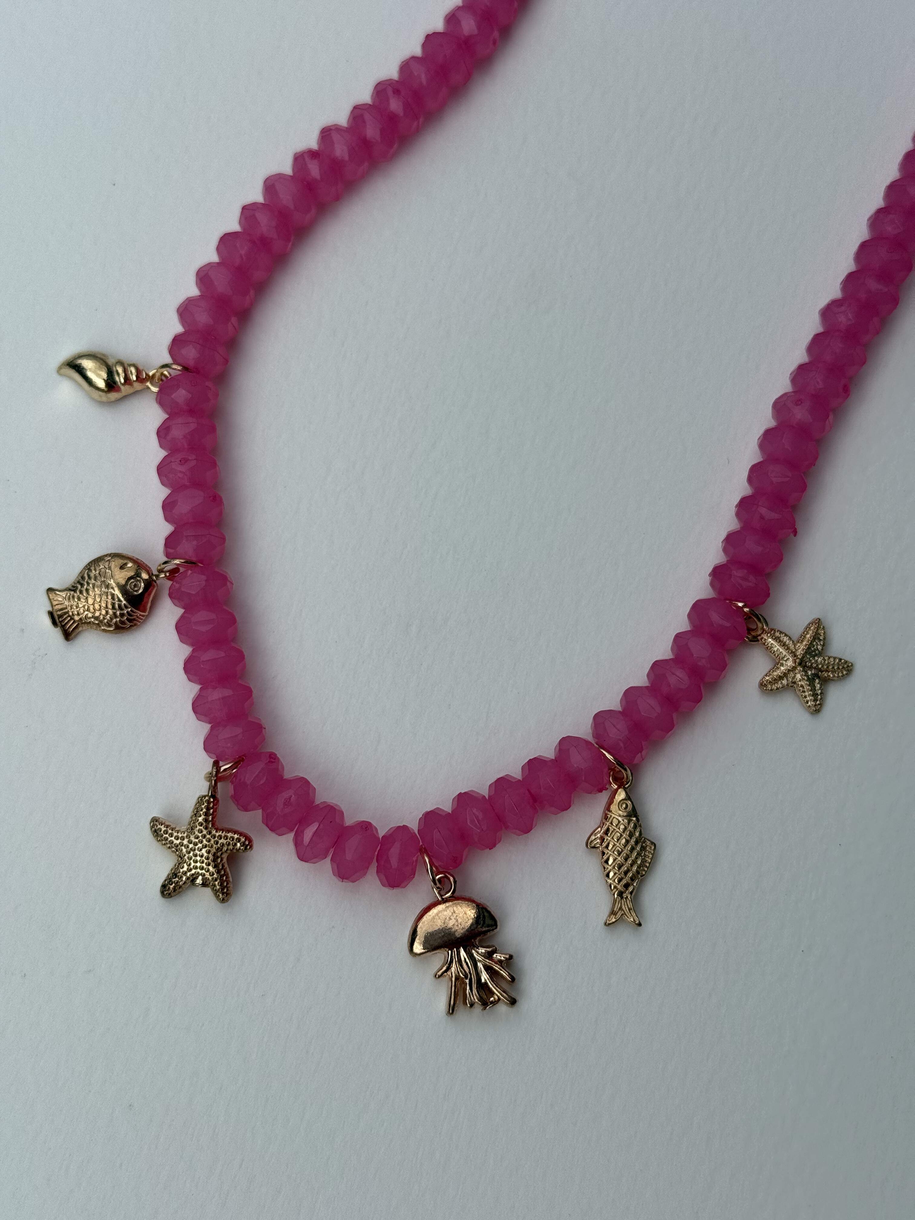 Colar Rosa com Pingentes Marinhos