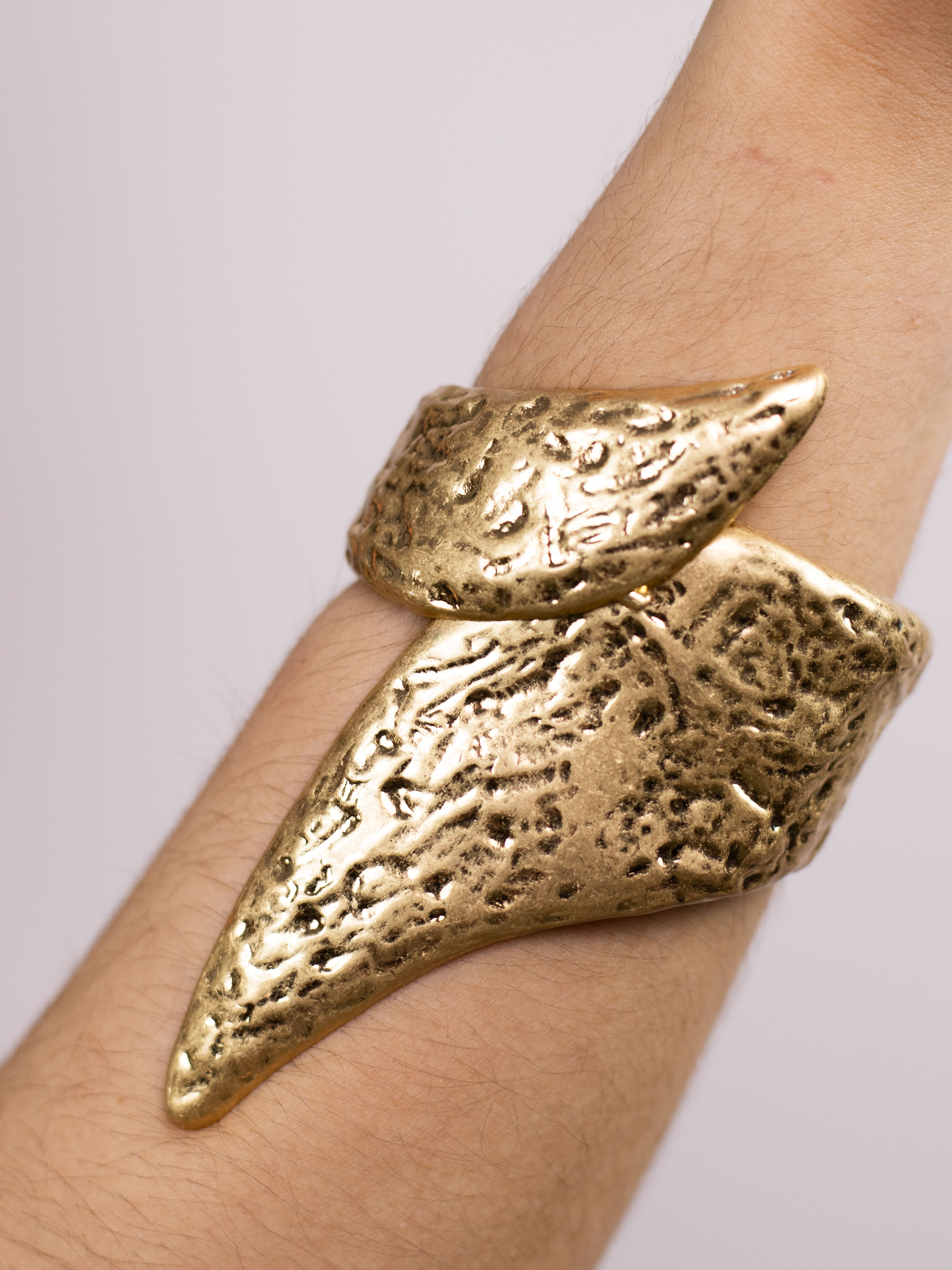 Bracelete Medieval Dourado com Pontas