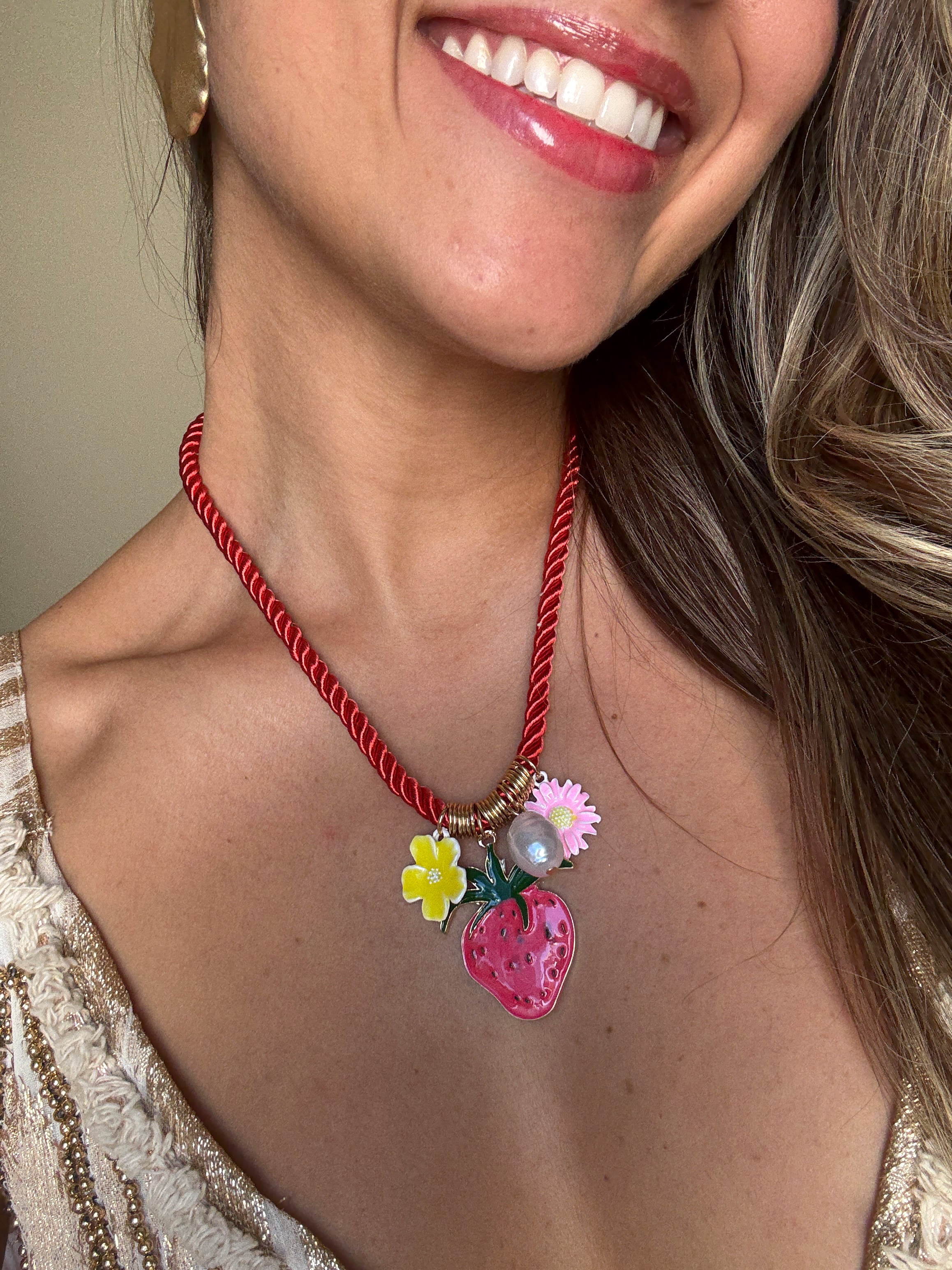 Colar Morango com Flores Coloridas