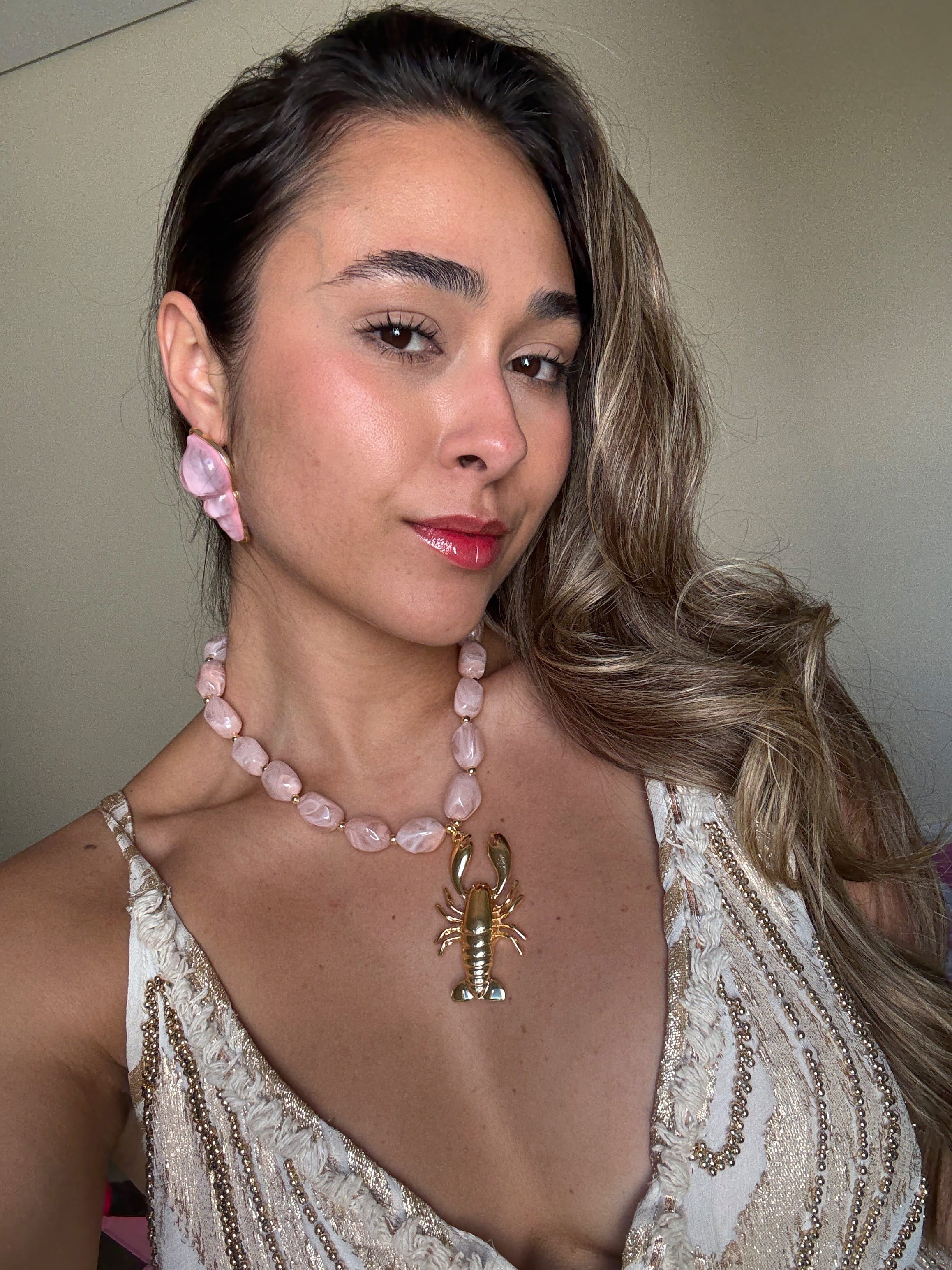 Colar Lagosta Dourada com Pedras Coloridas